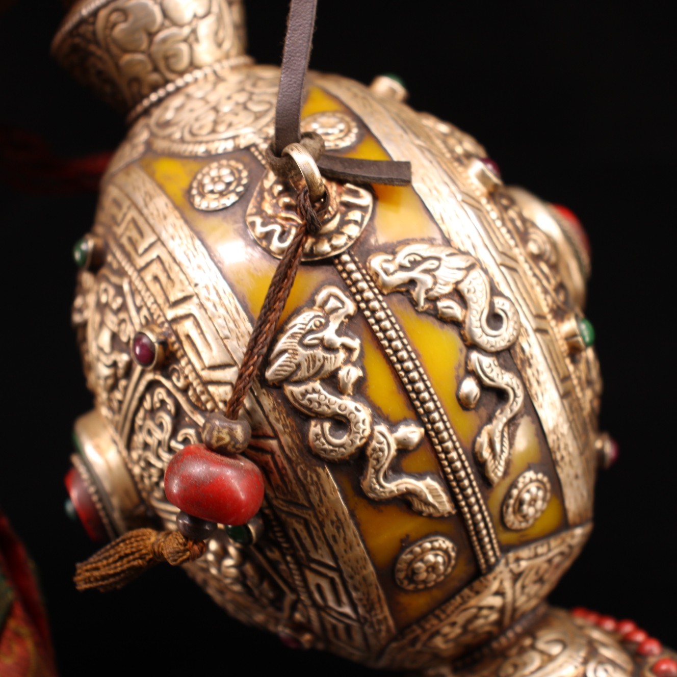 Tibetan Beeswax Plated Silver Inlay Gem Snuff Bottle