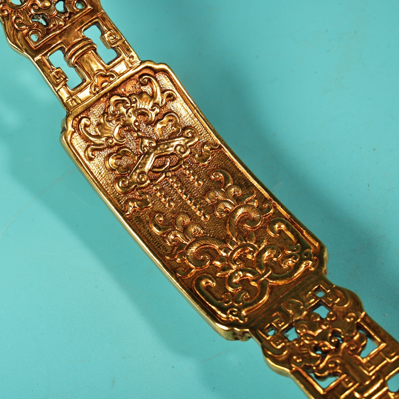 A0069 Vintage Chinese Gilt Gold Copper Low Relief Bat Design Ruyi Scepter