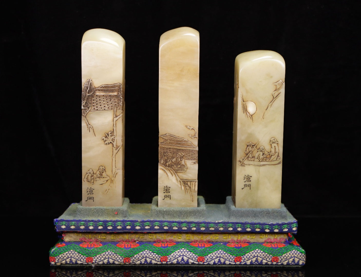 A0486 A Set Three Chinese Shoushan Tianhuang Stone Low Relief Figure Seal Statue w Box