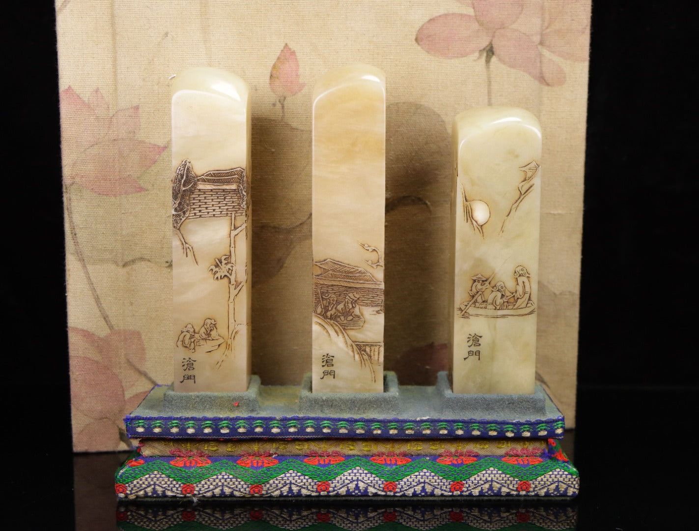 A0486 A Set Three Chinese Shoushan Tianhuang Stone Low Relief Figure Seal Statue w Box