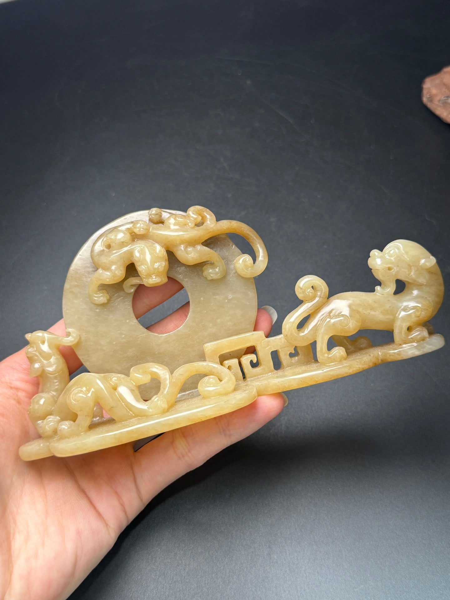 A0528 Vintage Chinese Hetian Jade Carved Chi Dragon Brush Pen Shelf