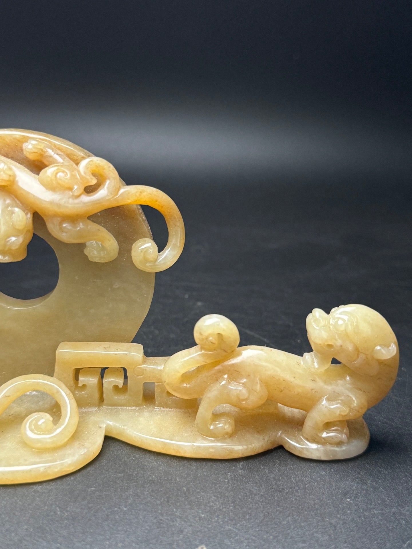 A0528 Vintage Chinese Hetian Jade Carved Chi Dragon Brush Pen Shelf
