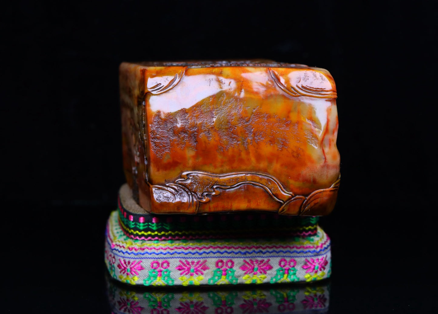 A0592 Vintage Chinese Shoushan Tianhuang Stone Low Relief Pine Tree & Figure Seal Statue w Box