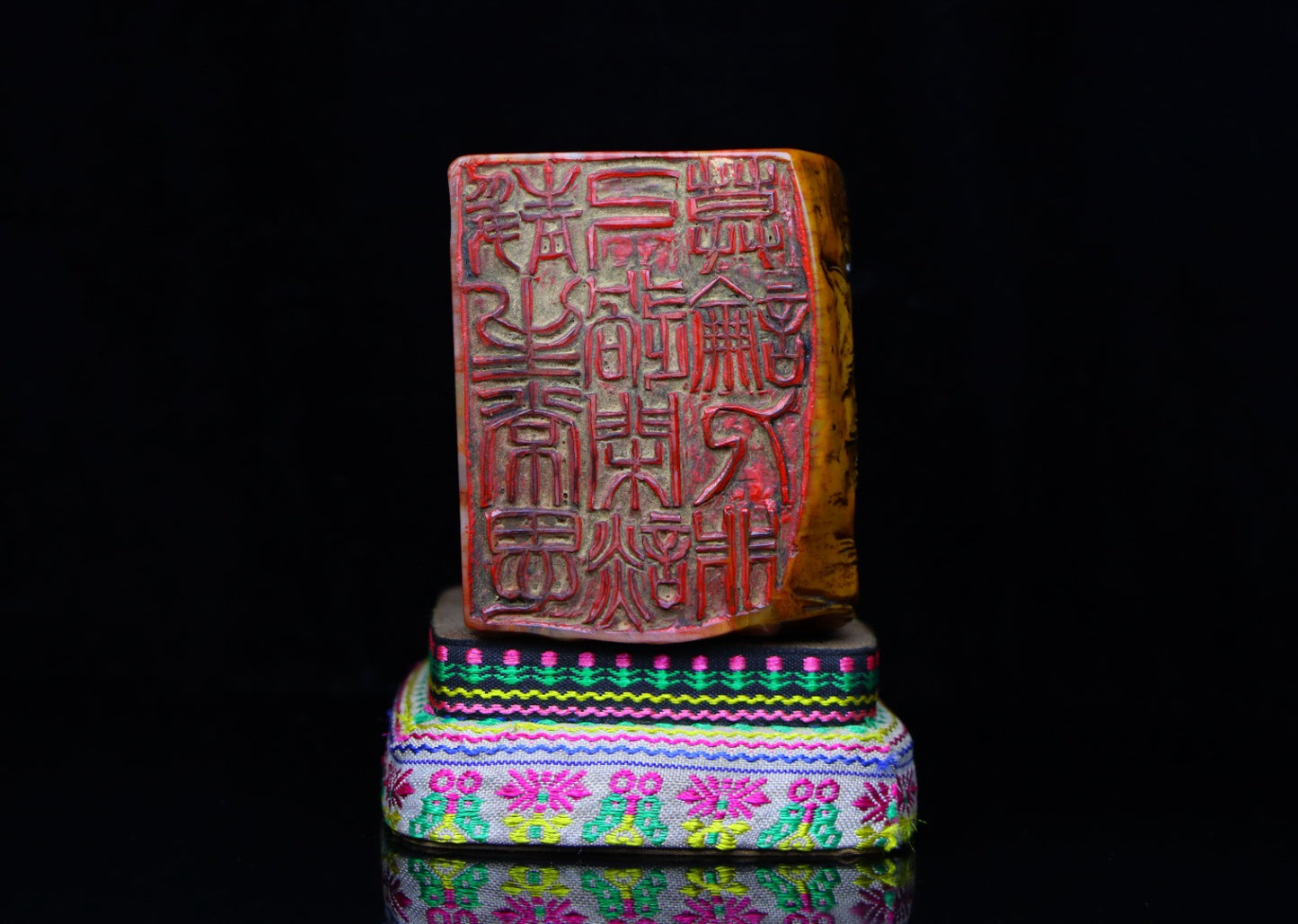 A0592 Vintage Chinese Shoushan Tianhuang Stone Low Relief Pine Tree & Figure Seal Statue w Box