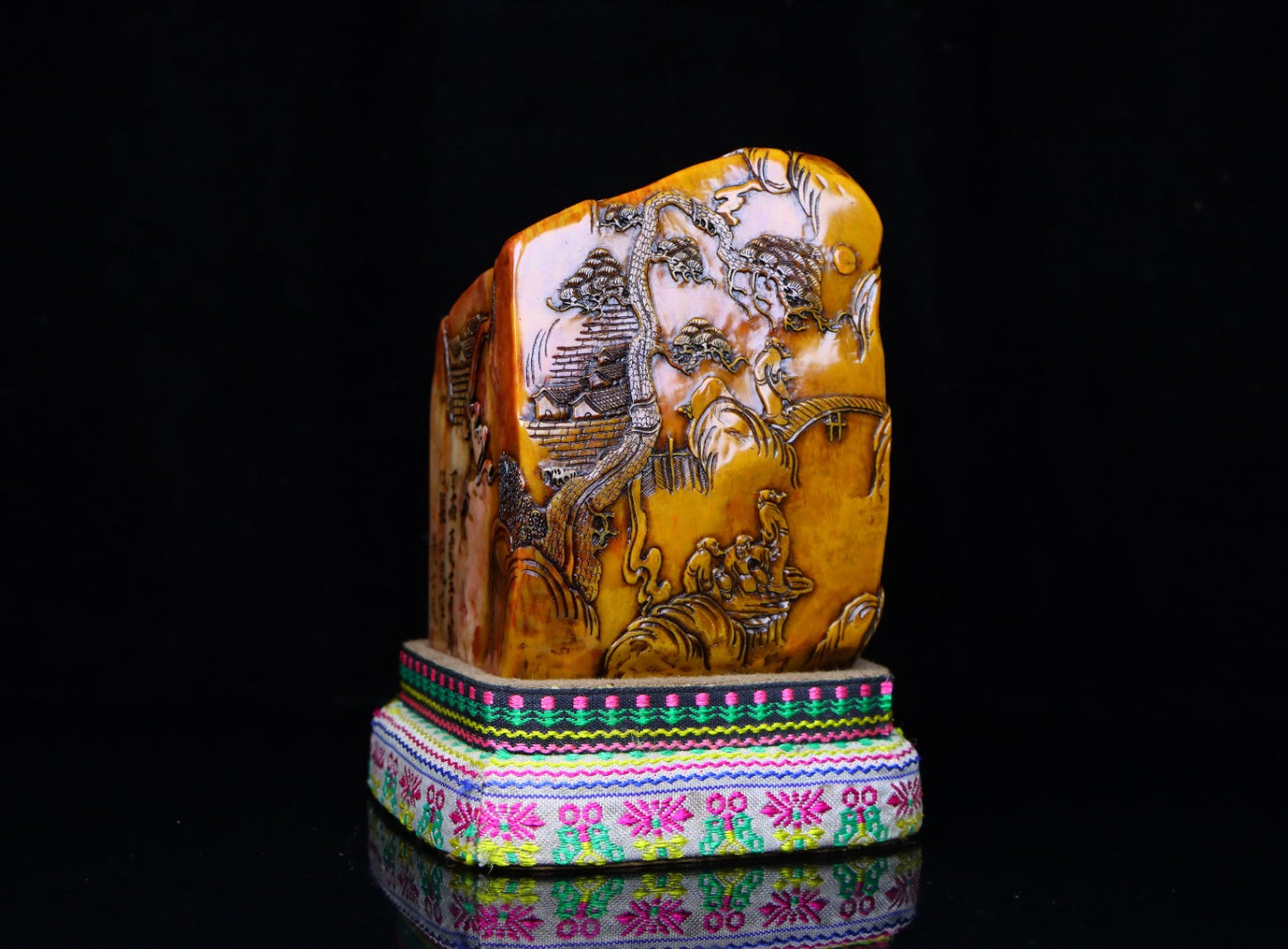 A0592 Vintage Chinese Shoushan Tianhuang Stone Low Relief Pine Tree & Figure Seal Statue w Box