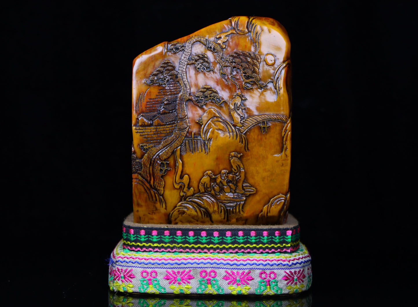 A0592 Vintage Chinese Shoushan Tianhuang Stone Low Relief Pine Tree & Figure Seal Statue w Box