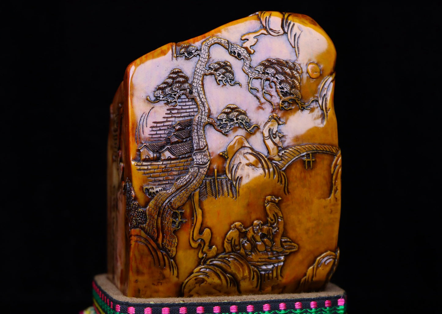A0592 Vintage Chinese Shoushan Tianhuang Stone Low Relief Pine Tree & Figure Seal Statue w Box