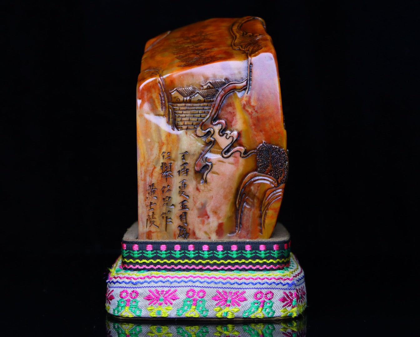 A0592 Vintage Chinese Shoushan Tianhuang Stone Low Relief Pine Tree & Figure Seal Statue w Box