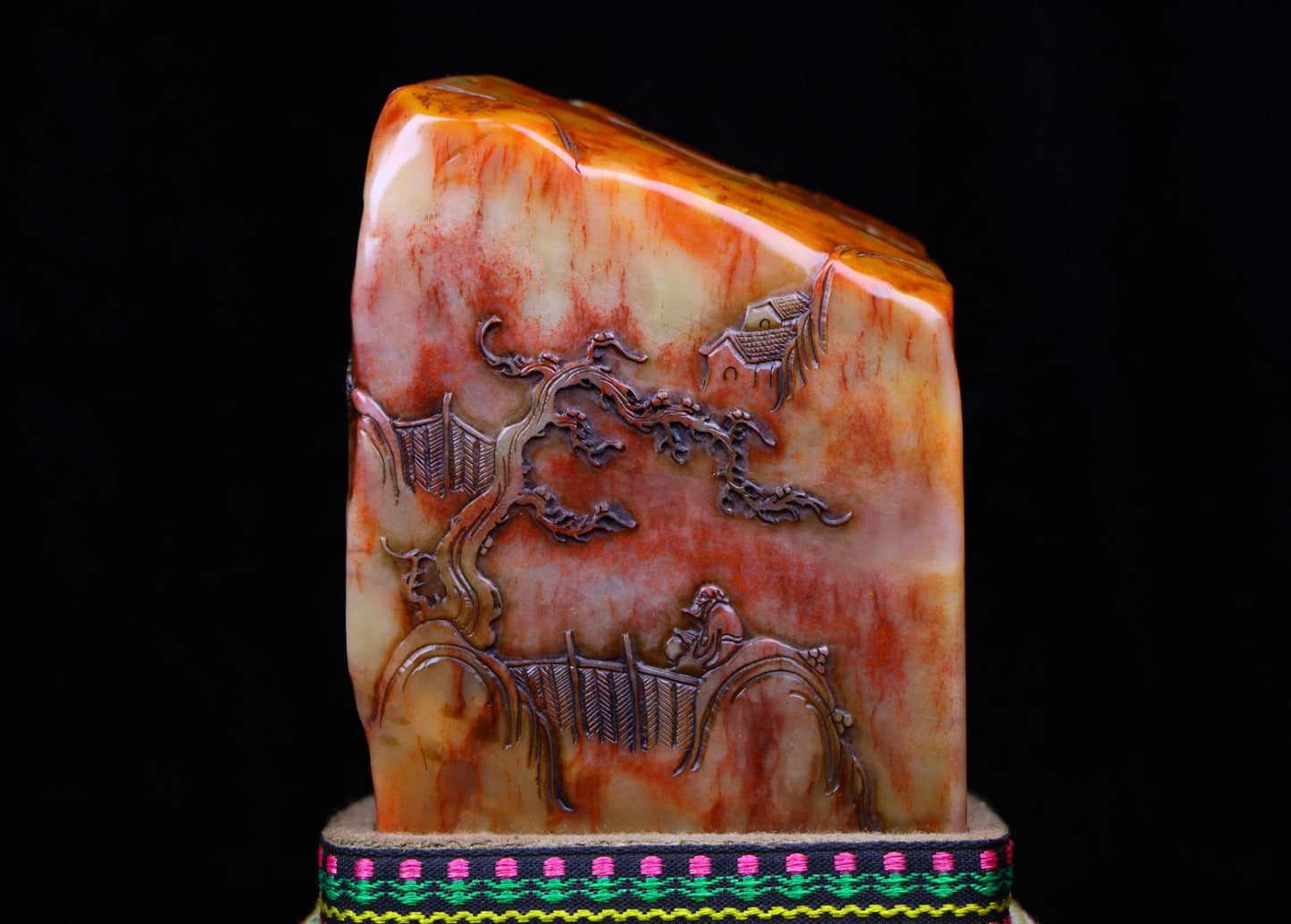 A0592 Vintage Chinese Shoushan Tianhuang Stone Low Relief Pine Tree & Figure Seal Statue w Box