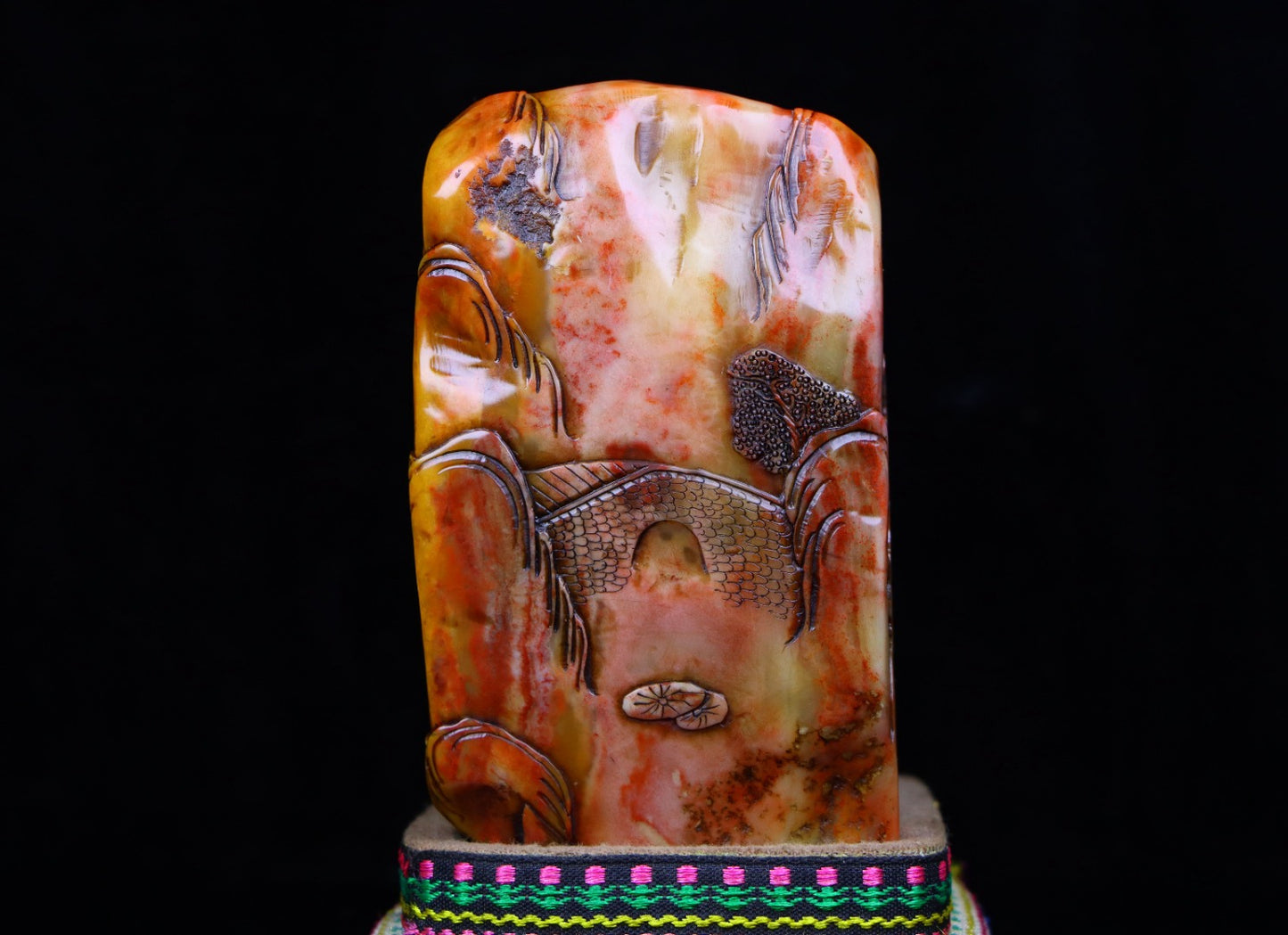 A0592 Vintage Chinese Shoushan Tianhuang Stone Low Relief Pine Tree & Figure Seal Statue w Box