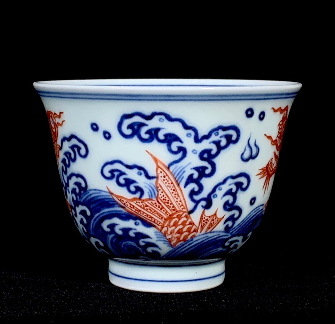 A0607 Chinese Iron Red Glaze+Blue And White Porcelain Dragon Fish Design Wine Cup
