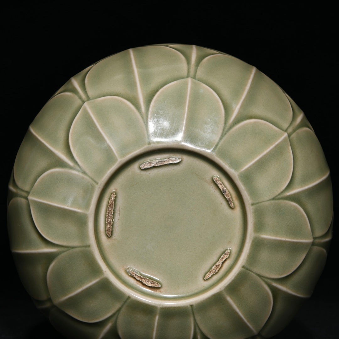 A0619 Vintage Chinese Yue Kiln Flower Design Porcelain Bowl