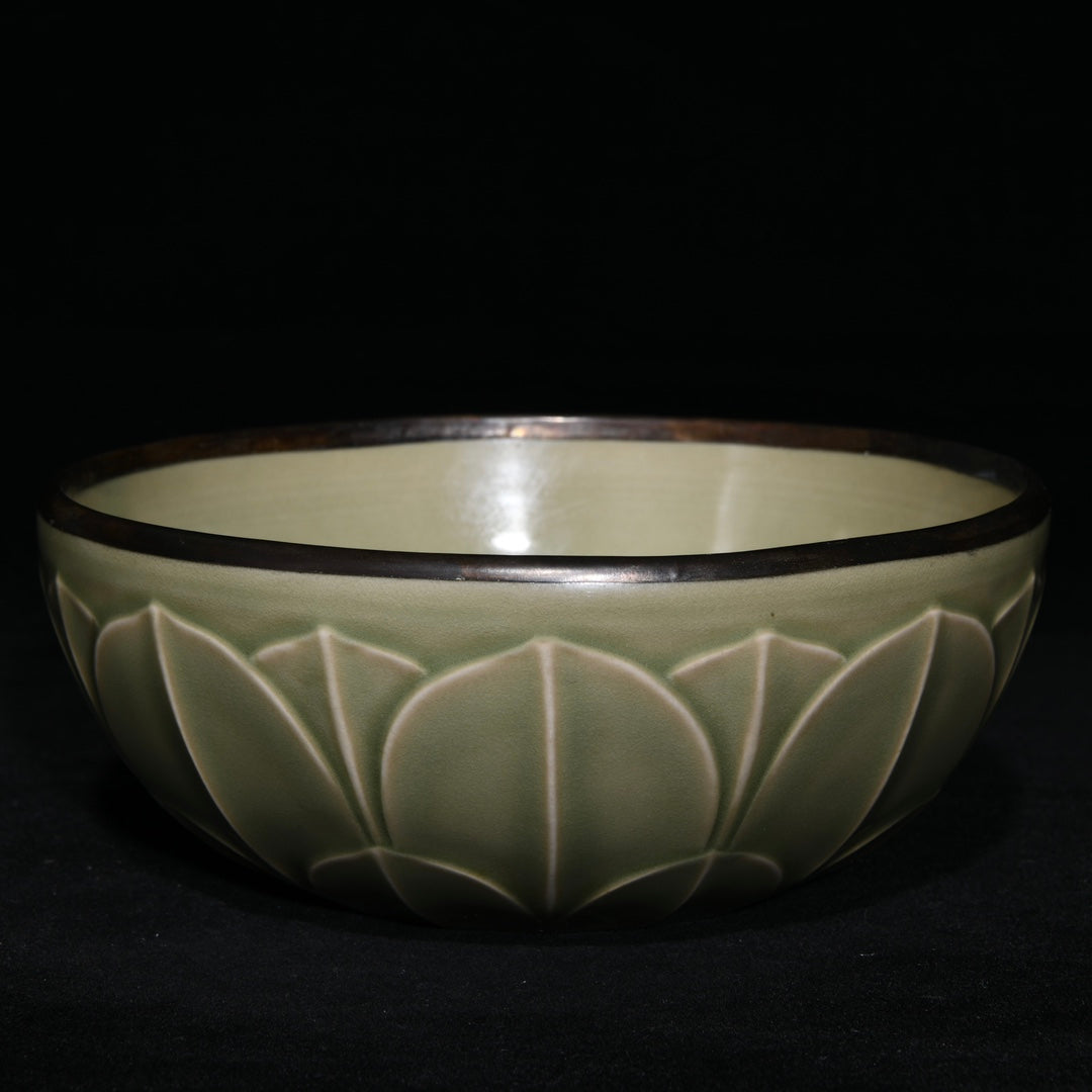 A0619 Vintage Chinese Yue Kiln Flower Design Porcelain Bowl