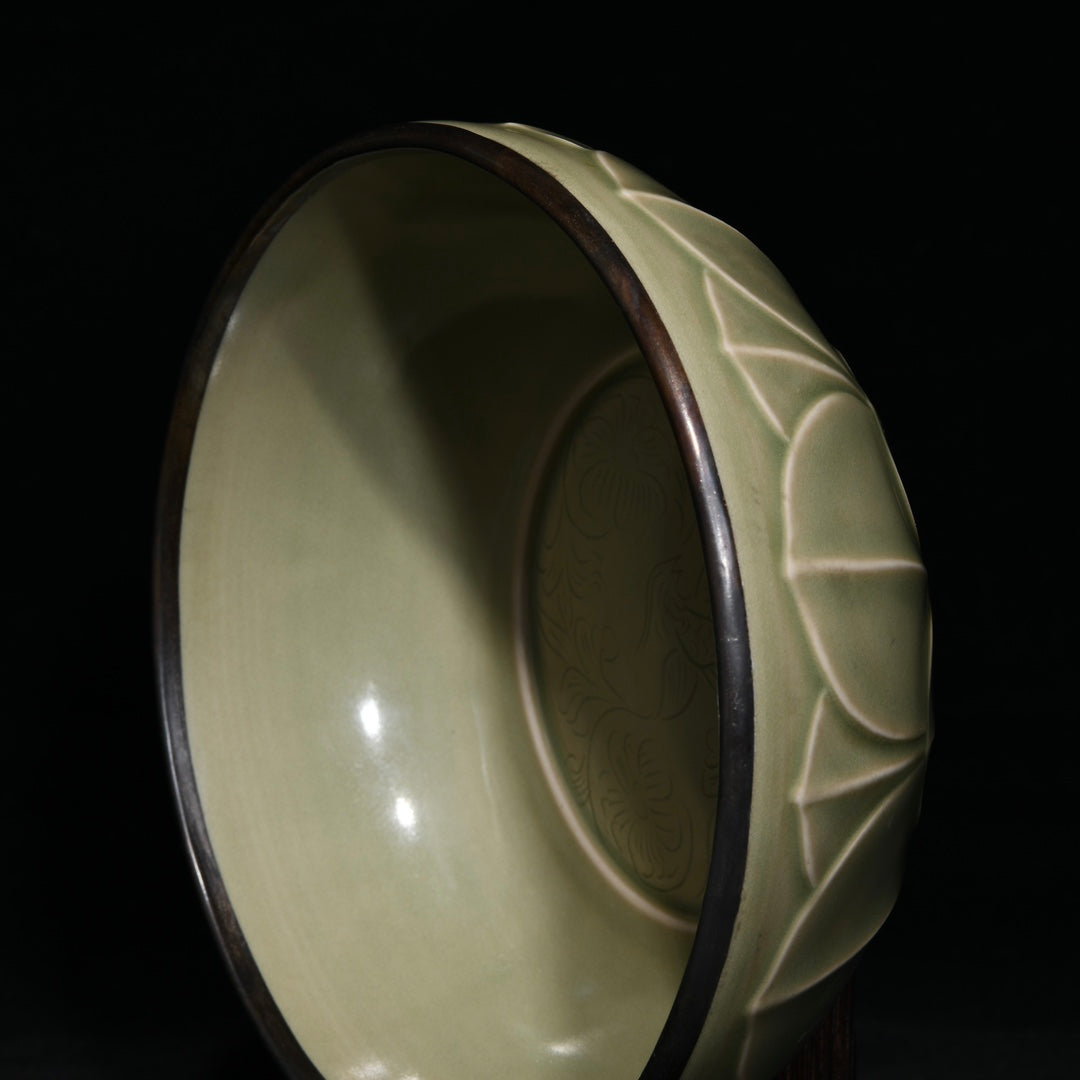 A0619 Vintage Chinese Yue Kiln Flower Design Porcelain Bowl