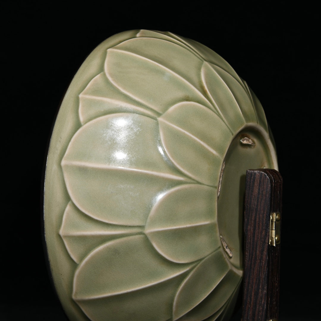 A0619 Vintage Chinese Yue Kiln Flower Design Porcelain Bowl