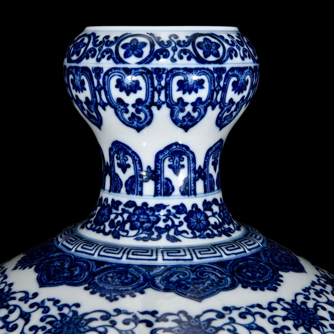 A0627 Chinese Blue And White Porcelain Flowers Design Vase