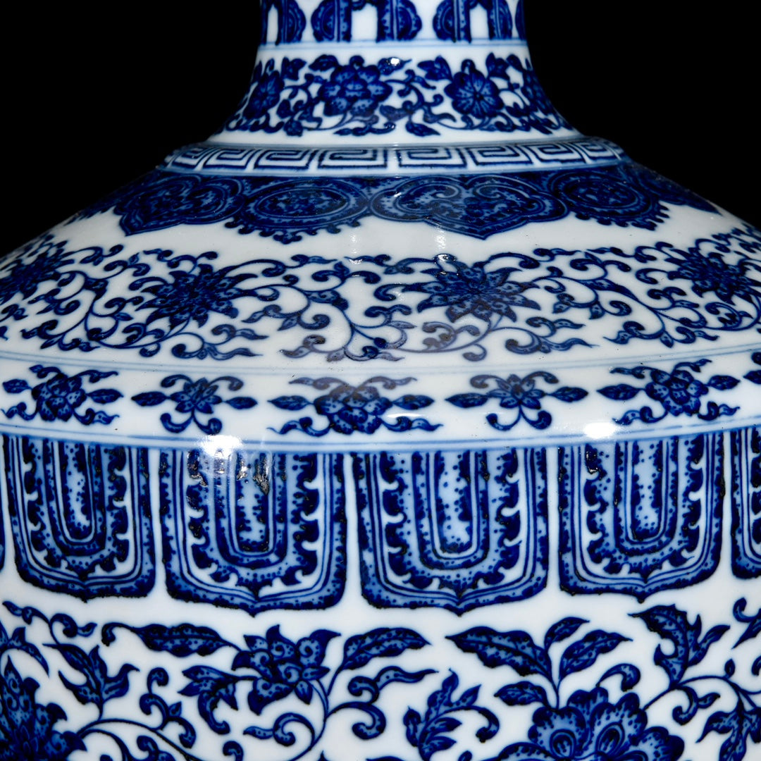 A0627 Chinese Blue And White Porcelain Flowers Design Vase