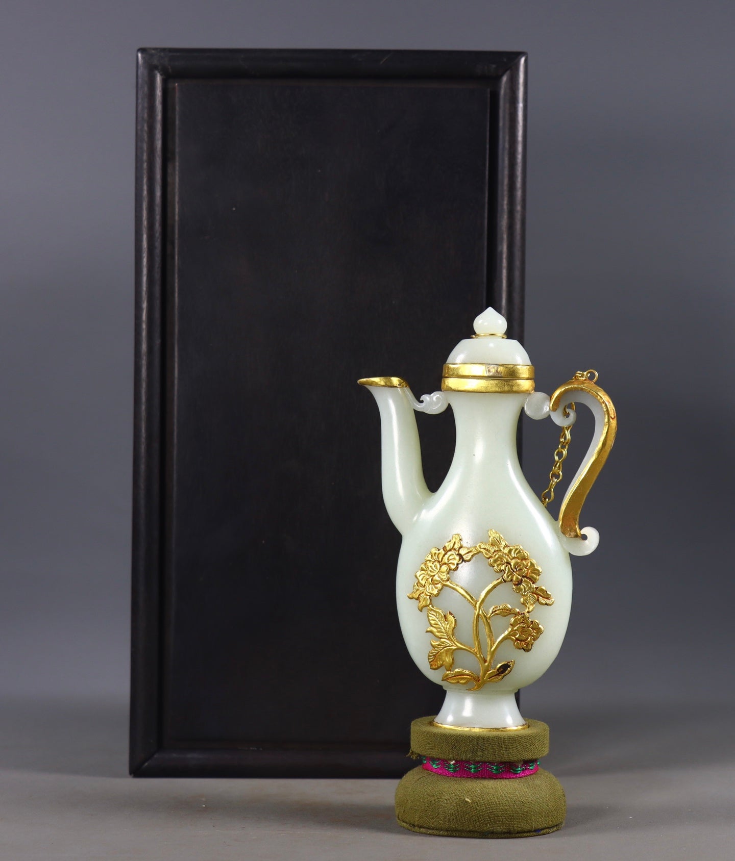 A0666 Chinese Inlaying Gold Edge Hetian Jade Wine Pot