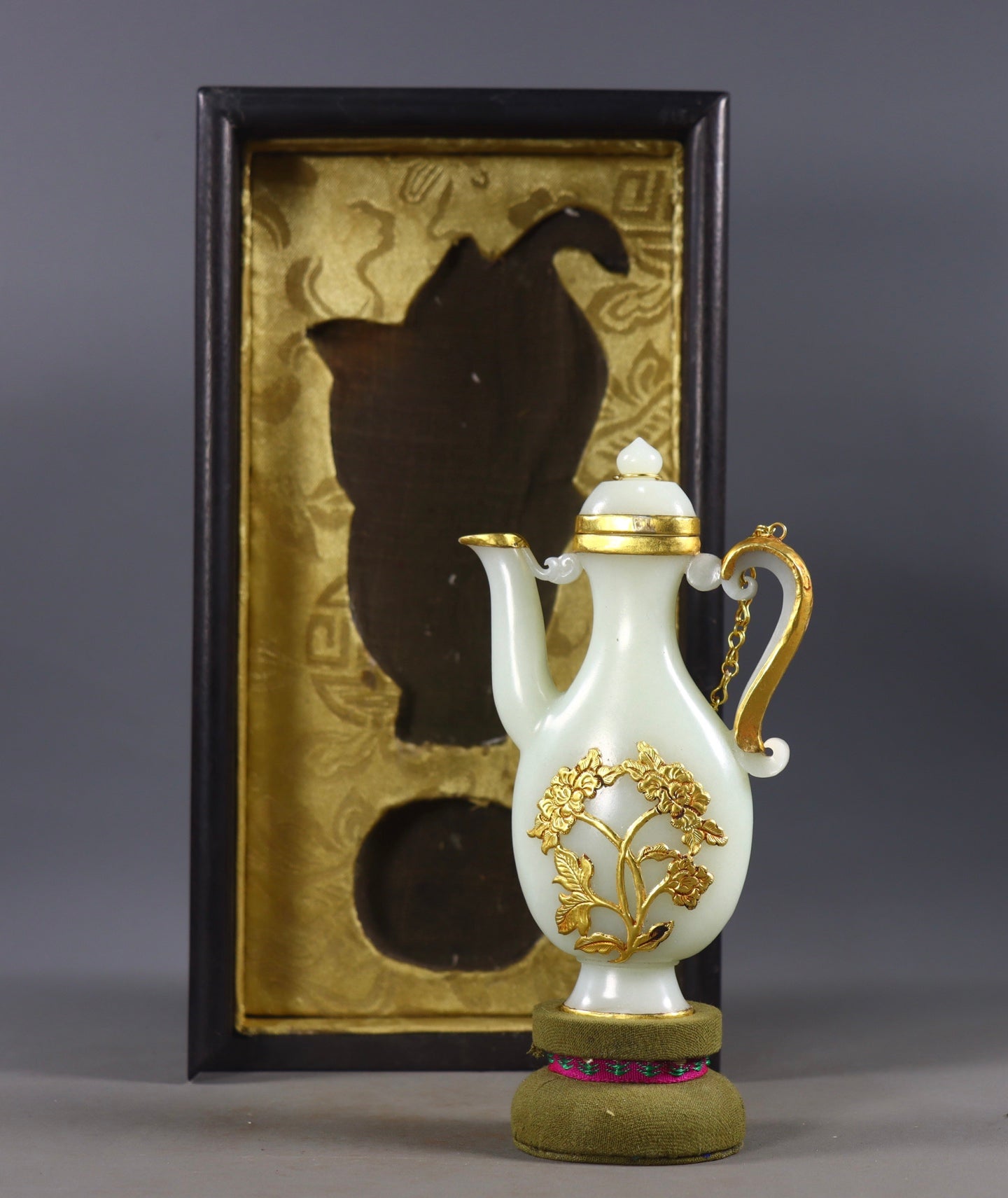A0666 Chinese Inlaying Gold Edge Hetian Jade Wine Pot
