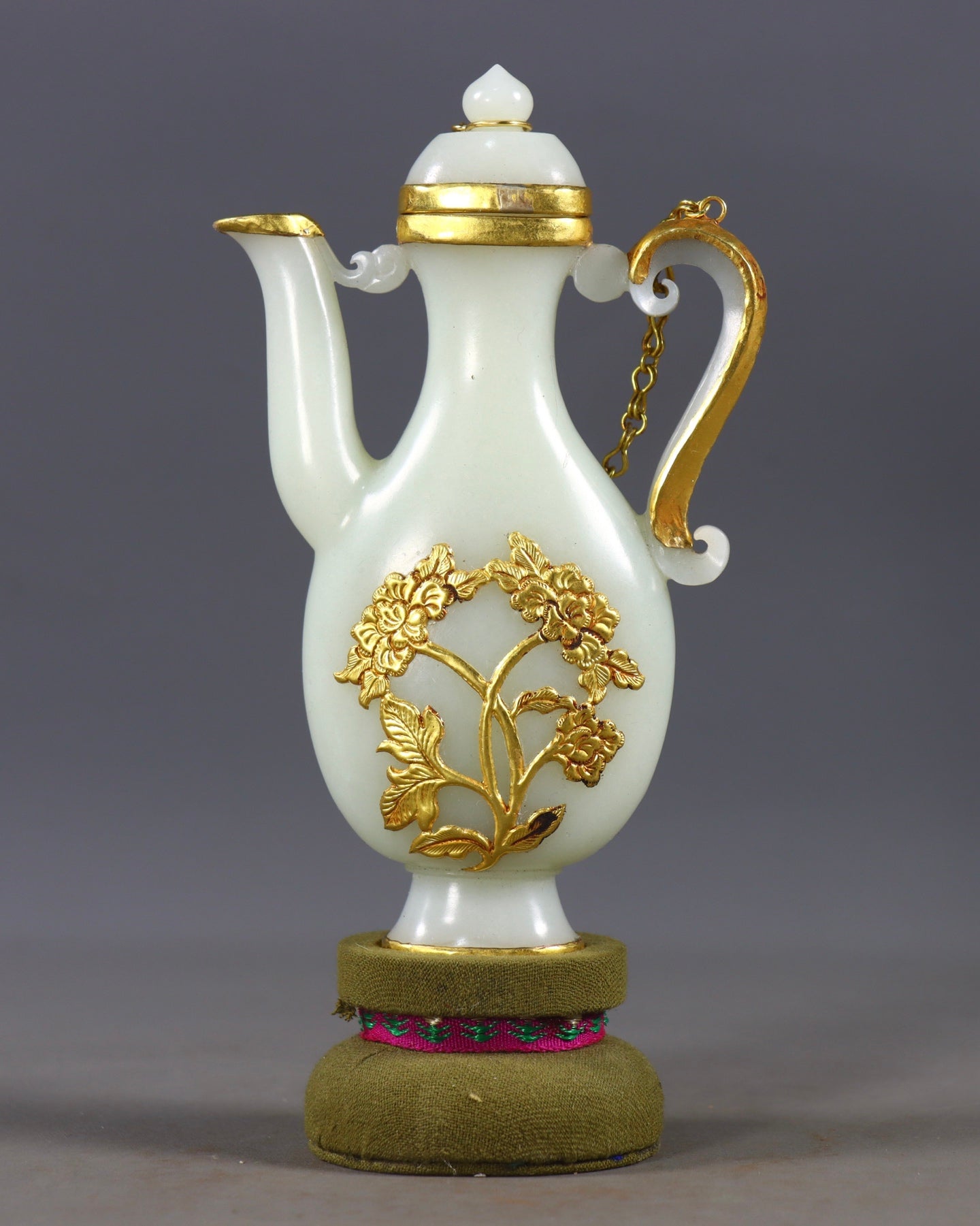 A0666 Chinese Inlaying Gold Edge Hetian Jade Wine Pot