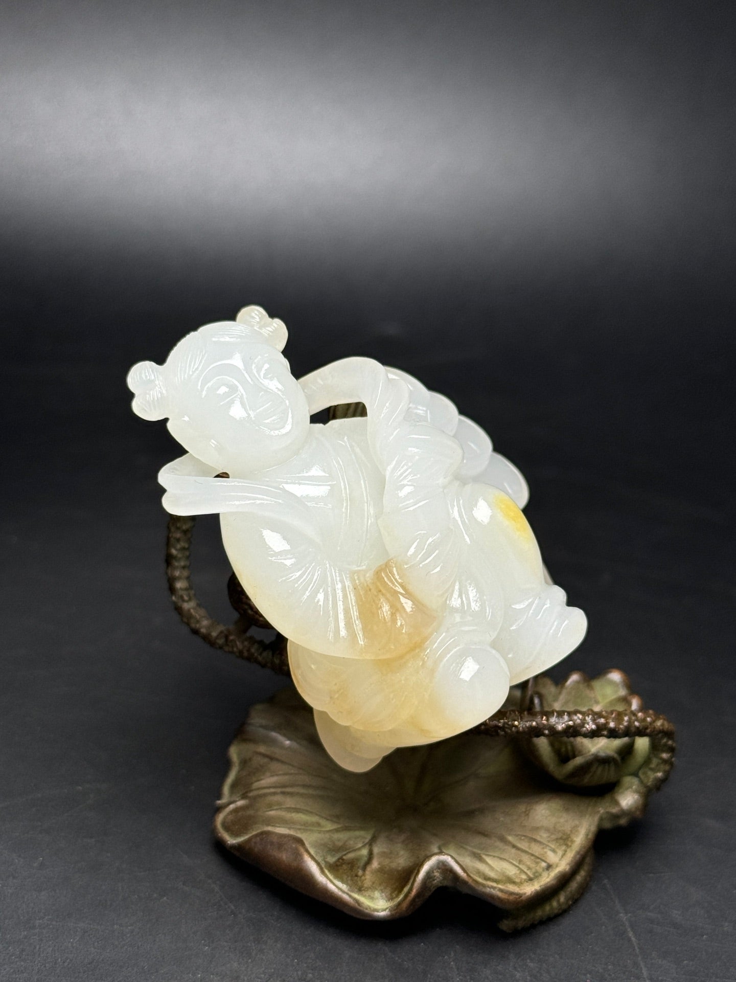 A0672 Superb Chinese Hetian Jade Carved Urchin Statue/Pendant