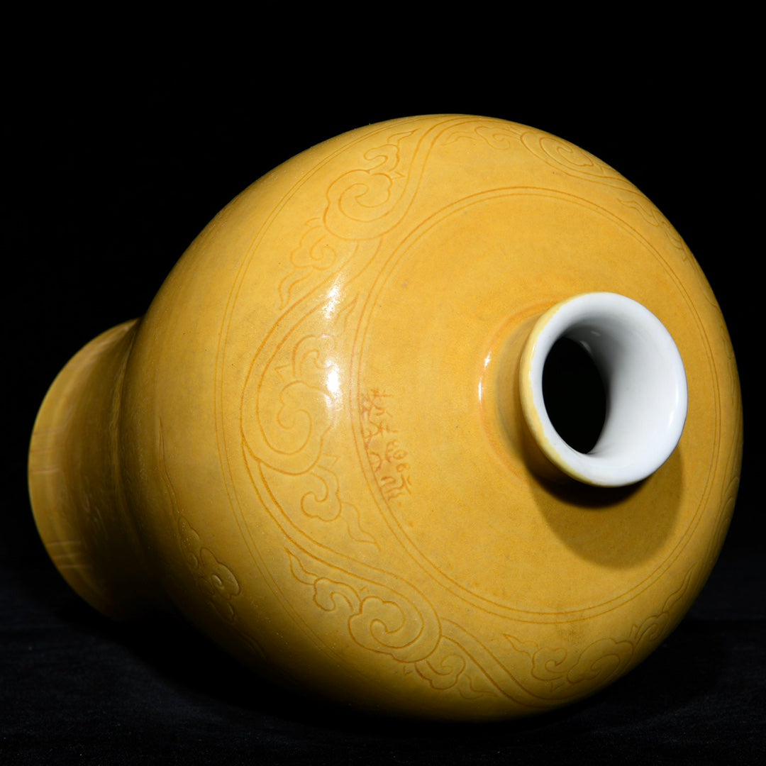 A0682 Chinese Yellow Glaze Clouds Dragon Design Porcelain Vase
