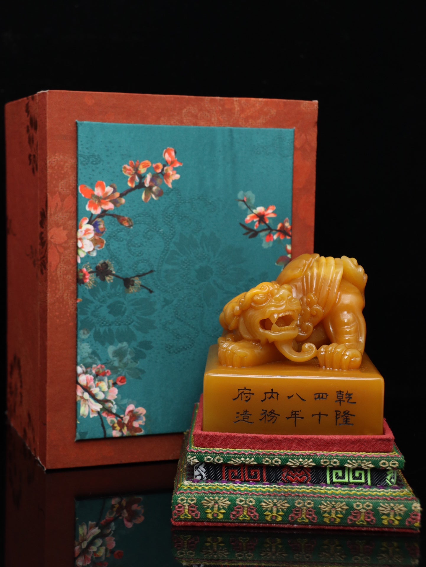 A0705 Vintage Chinese Shoushan Tianhuang Stone Carved Fortune Beast Seal Statue