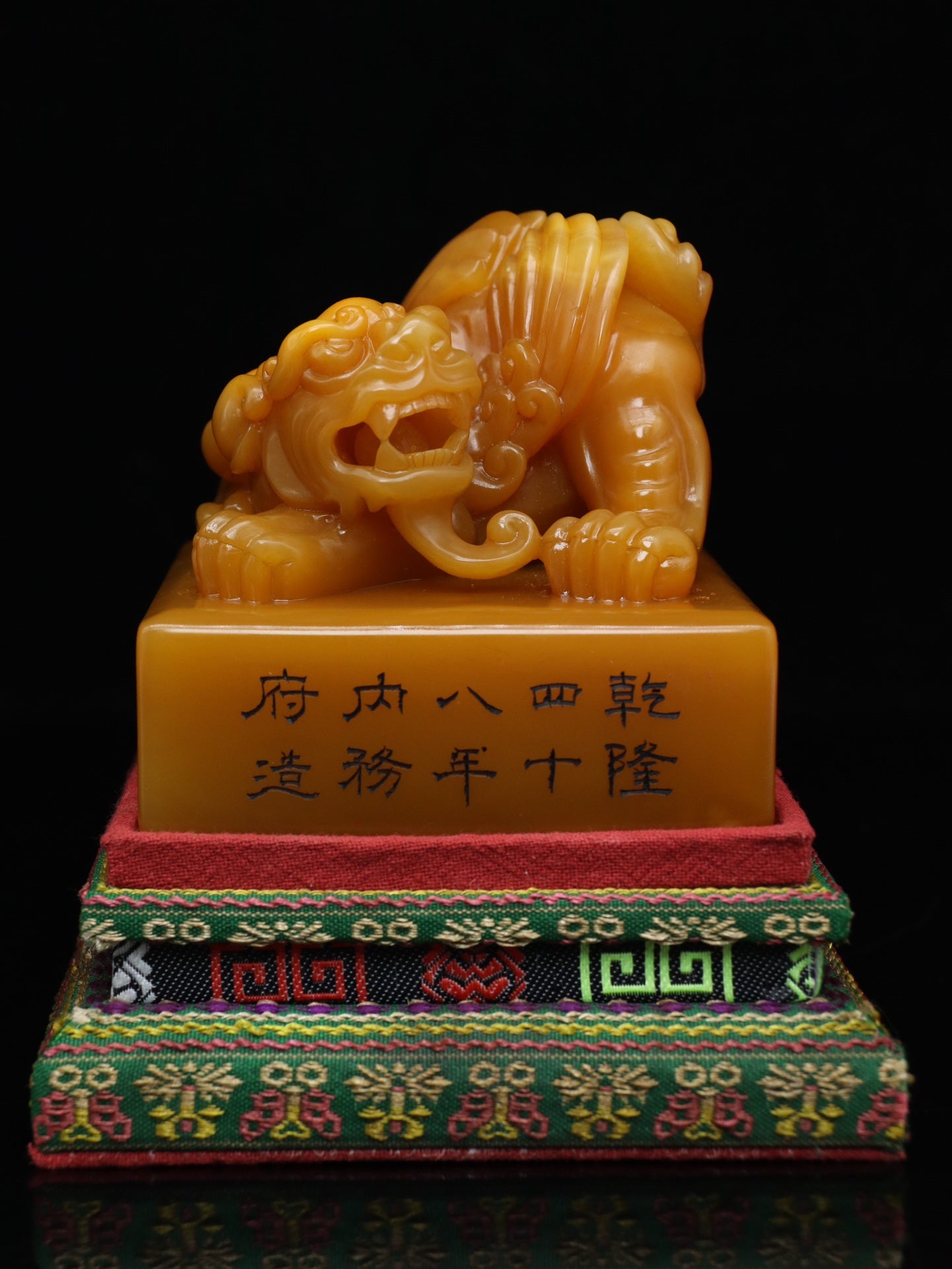 A0705 Vintage Chinese Shoushan Tianhuang Stone Carved Fortune Beast Seal Statue
