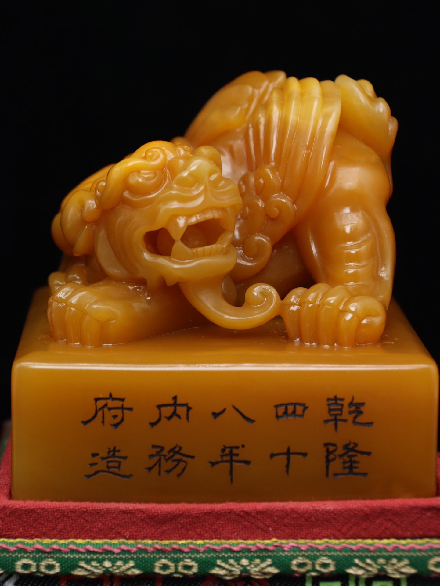 A0705 Vintage Chinese Shoushan Tianhuang Stone Carved Fortune Beast Seal Statue