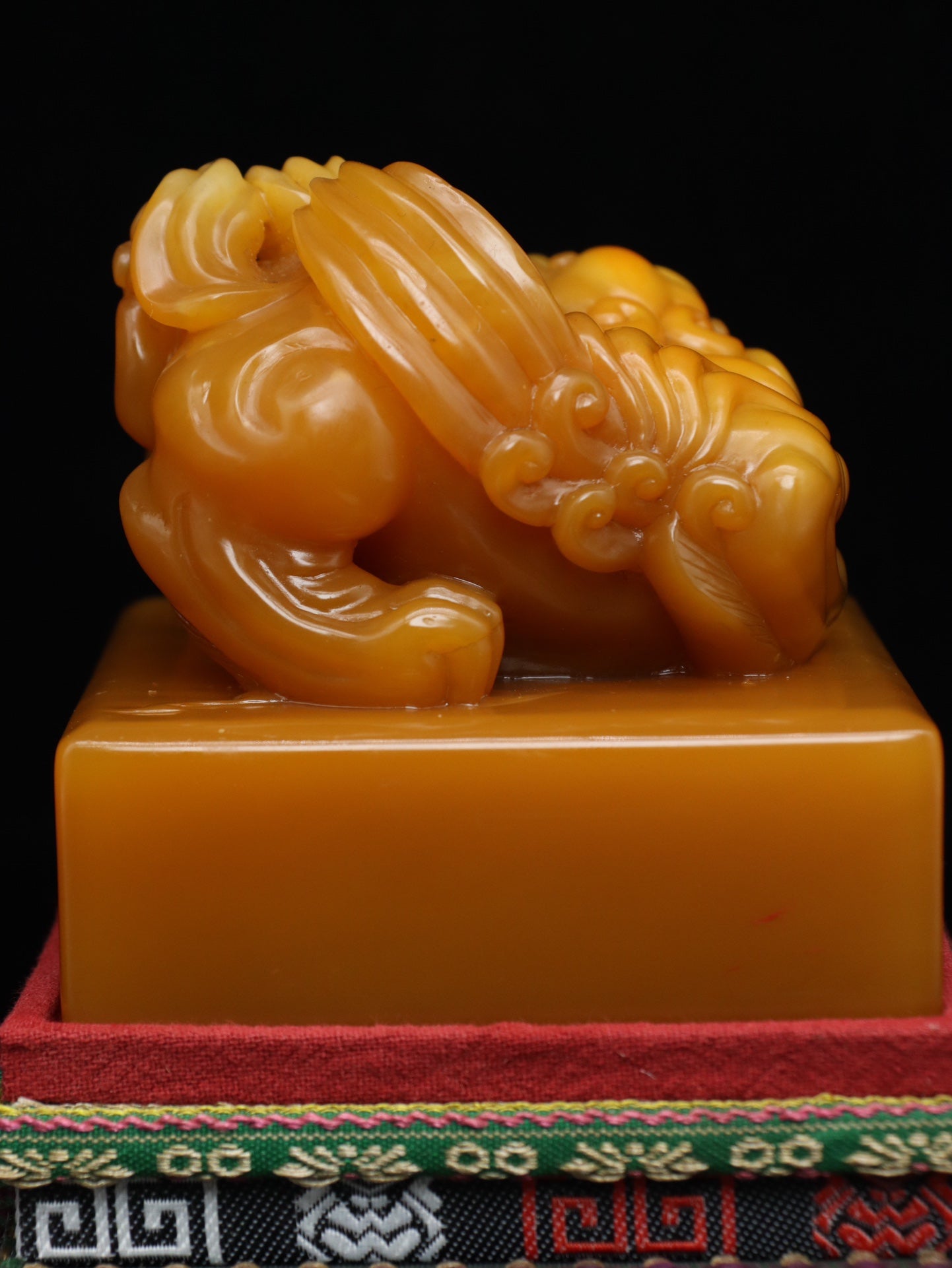 A0705 Vintage Chinese Shoushan Tianhuang Stone Carved Fortune Beast Seal Statue