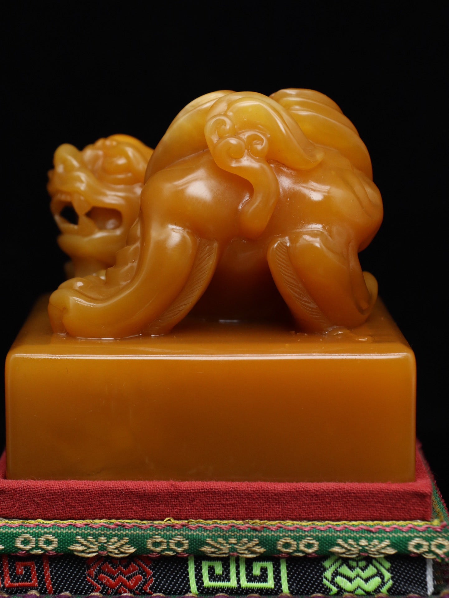 A0705 Vintage Chinese Shoushan Tianhuang Stone Carved Fortune Beast Seal Statue