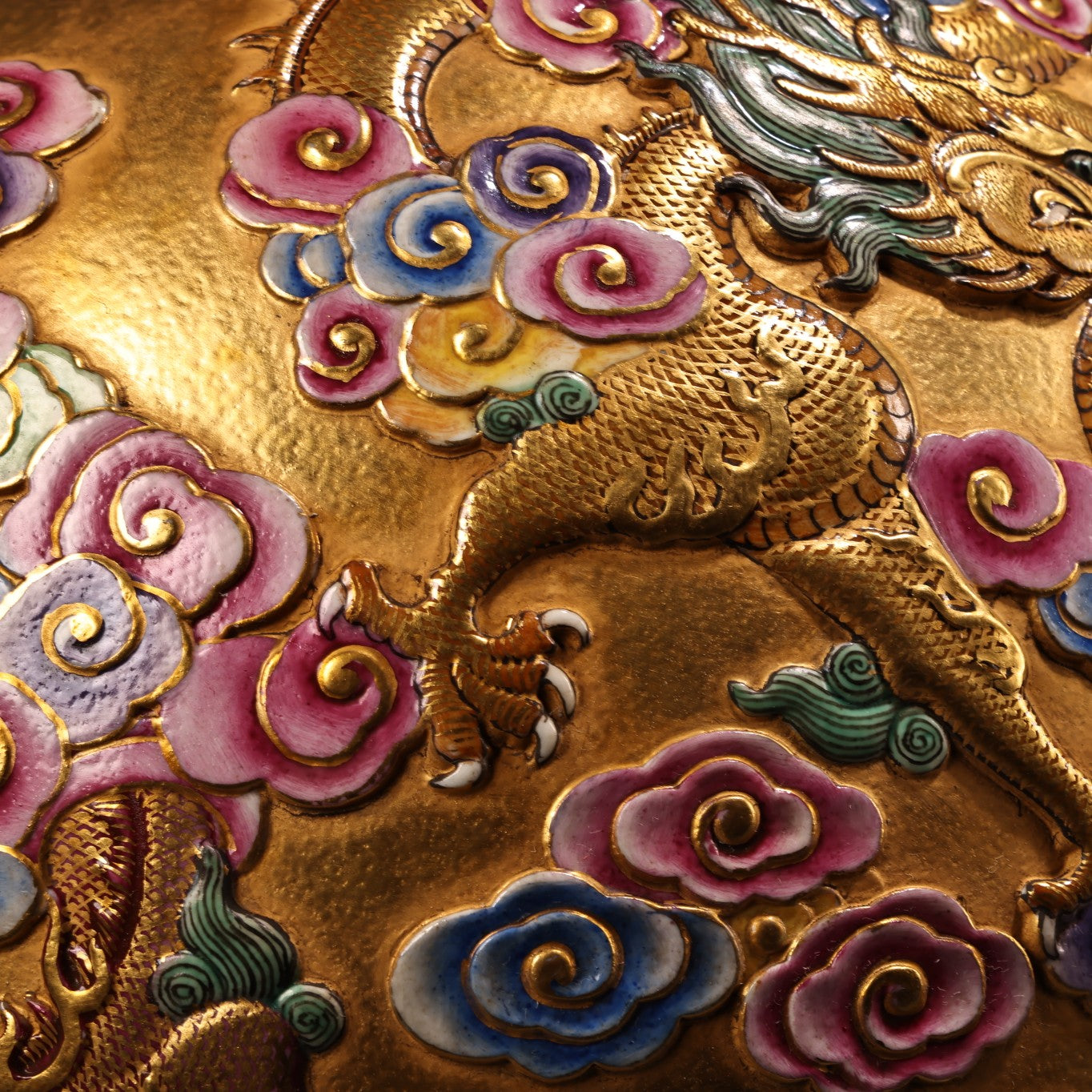 A0747 Chinese Qing Dynasty Gilt Gold Famille Rose Enamel Low Relief Clouds Dragon Design Porcelain Jar
