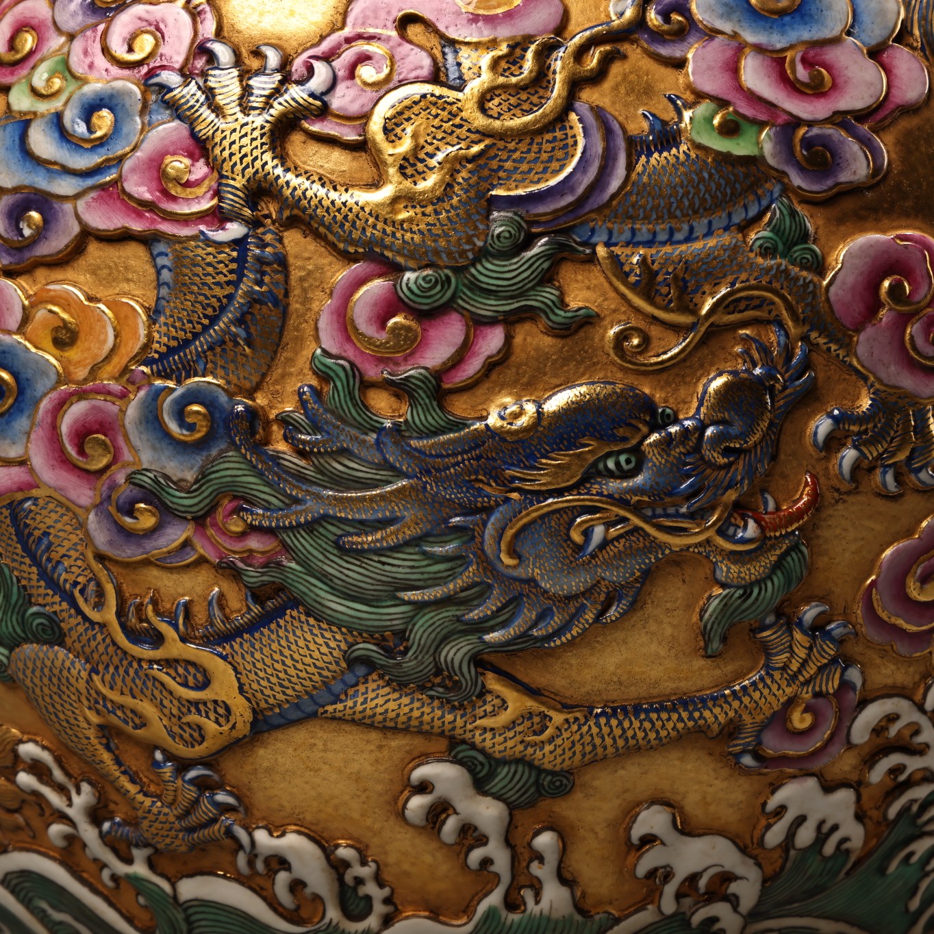 A0747 Chinese Qing Dynasty Gilt Gold Famille Rose Enamel Low Relief Clouds Dragon Design Porcelain Jar