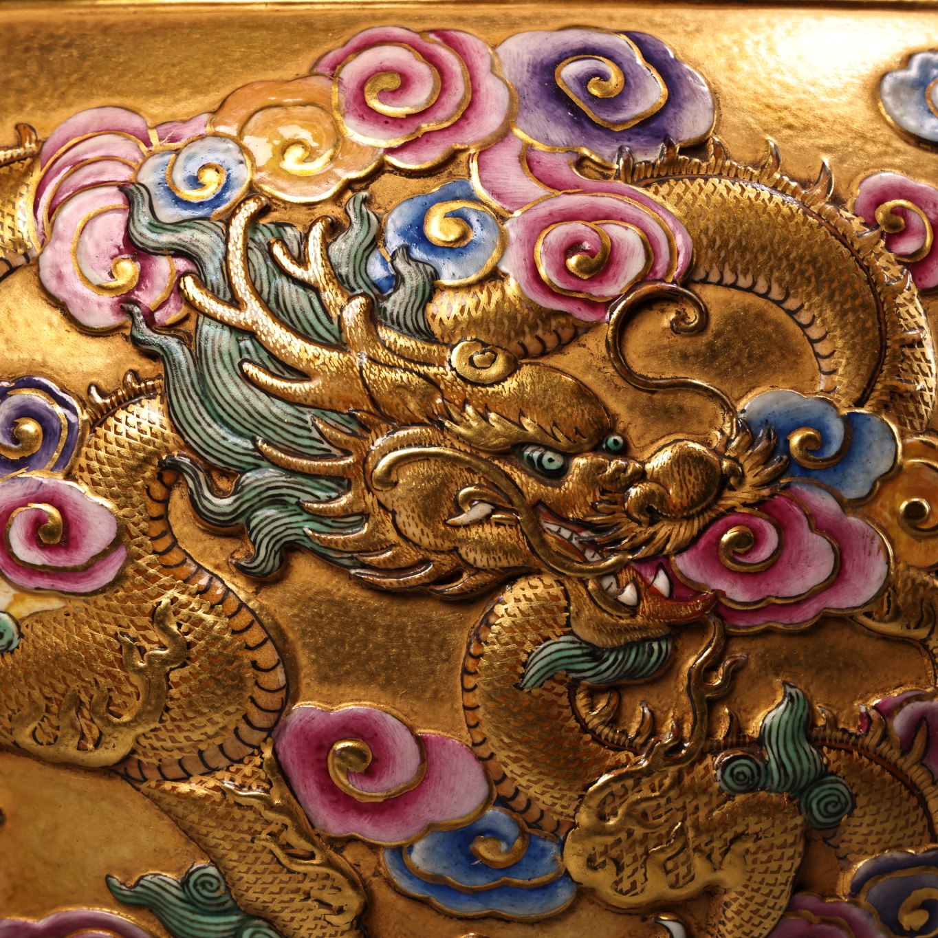 A0747 Chinese Qing Dynasty Gilt Gold Famille Rose Enamel Low Relief Clouds Dragon Design Porcelain Jar