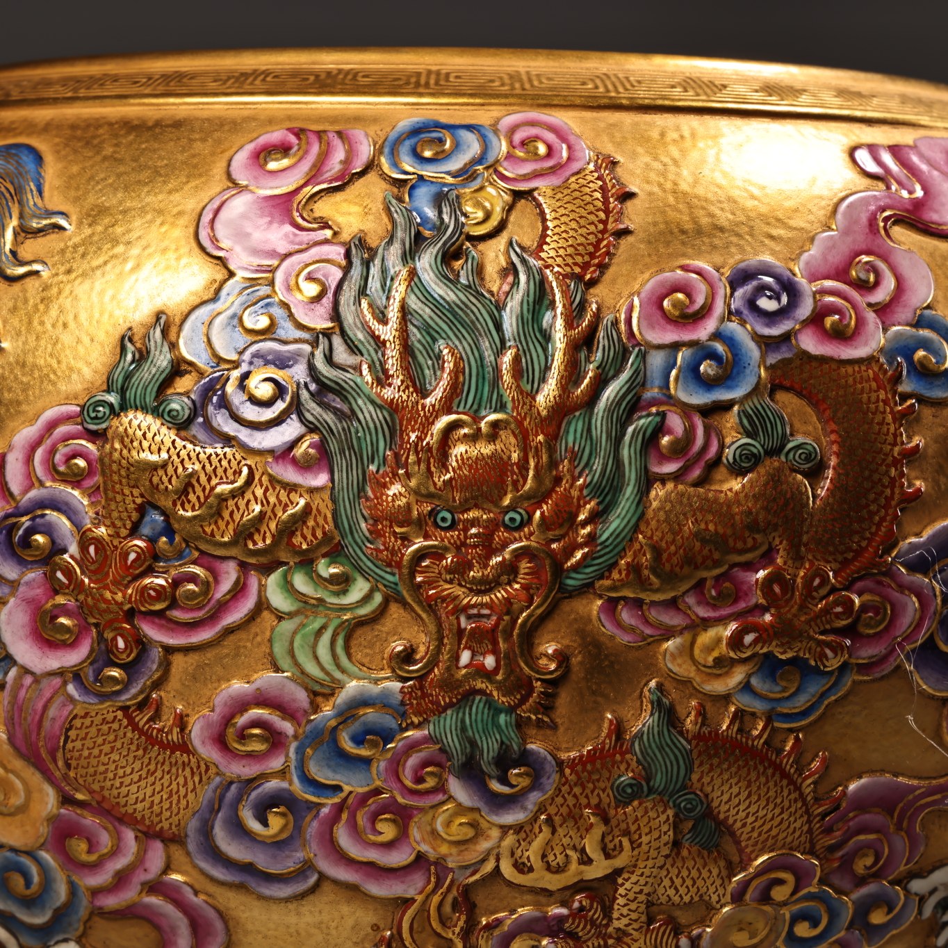 A0747 Chinese Qing Dynasty Gilt Gold Famille Rose Enamel Low Relief Clouds Dragon Design Porcelain Jar