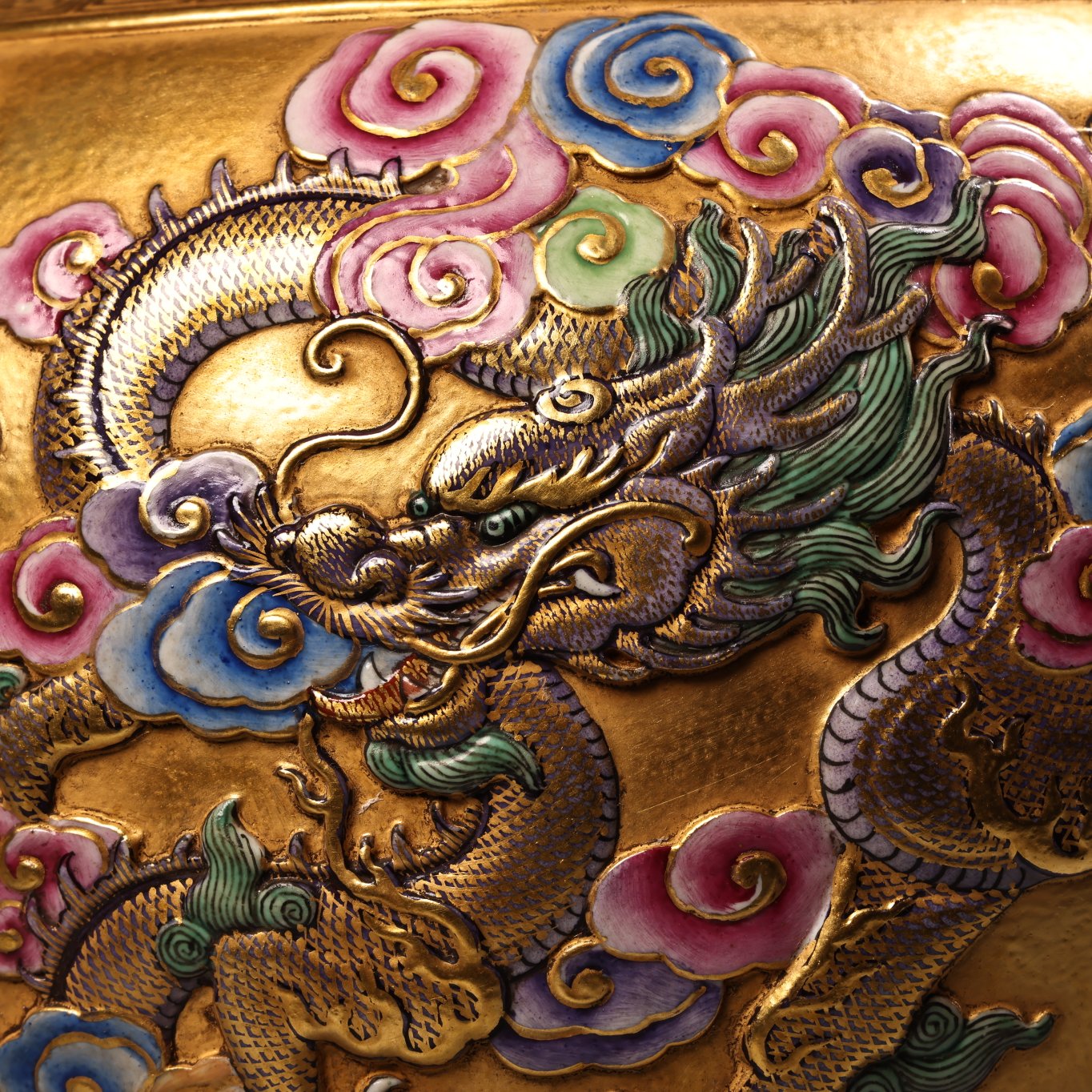 A0747 Chinese Qing Dynasty Gilt Gold Famille Rose Enamel Low Relief Clouds Dragon Design Porcelain Jar