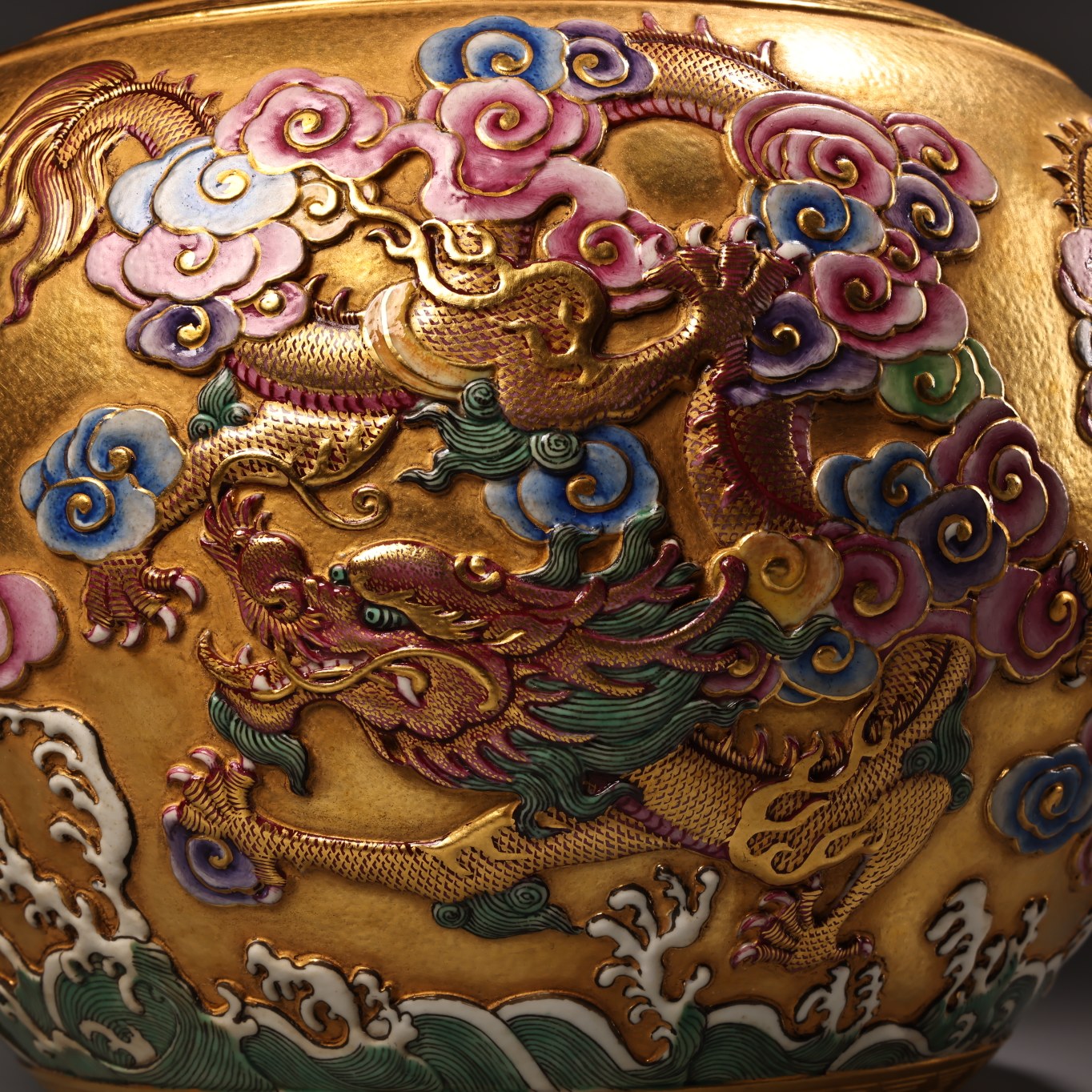 A0747 Chinese Qing Dynasty Gilt Gold Famille Rose Enamel Low Relief Clouds Dragon Design Porcelain Jar