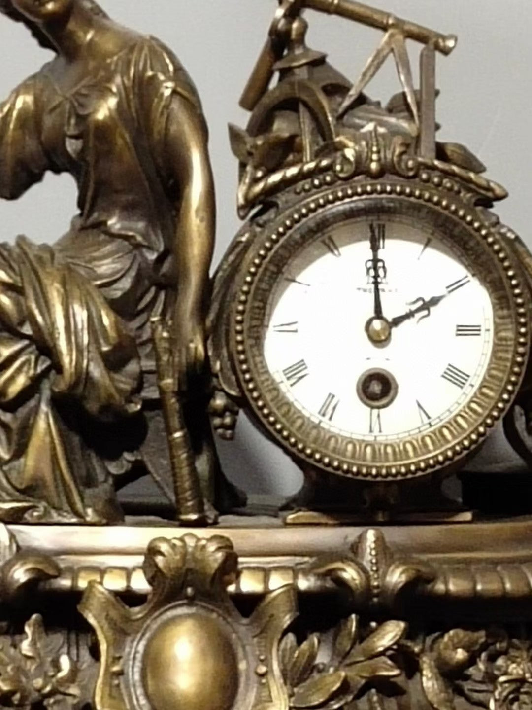 A0752 Vintage Brass Figure Mechanical Clock
