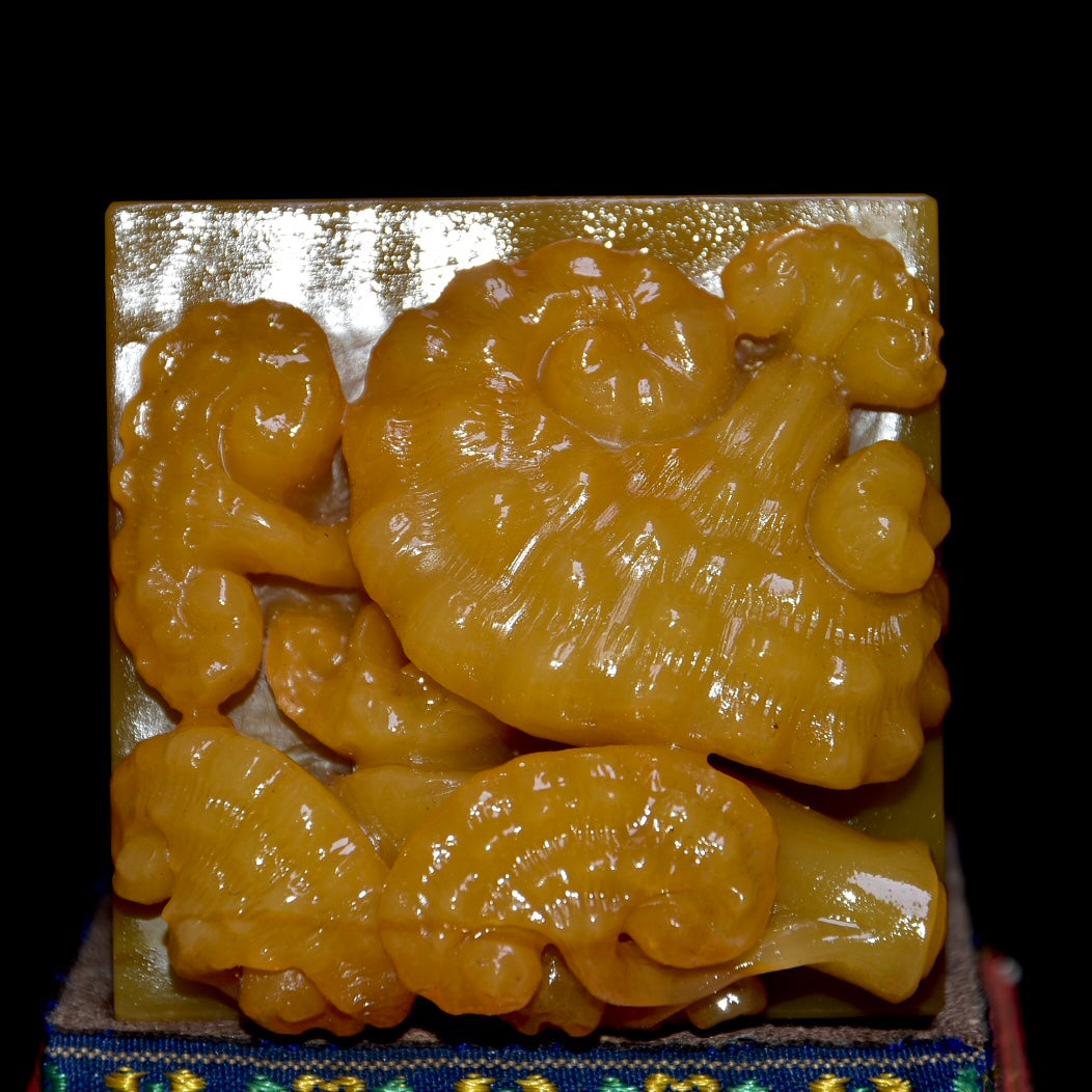 A0764 Vintage Chinese Shoushan Tianhuang Stone Carved Ganoderma Lucidum Seal Statue