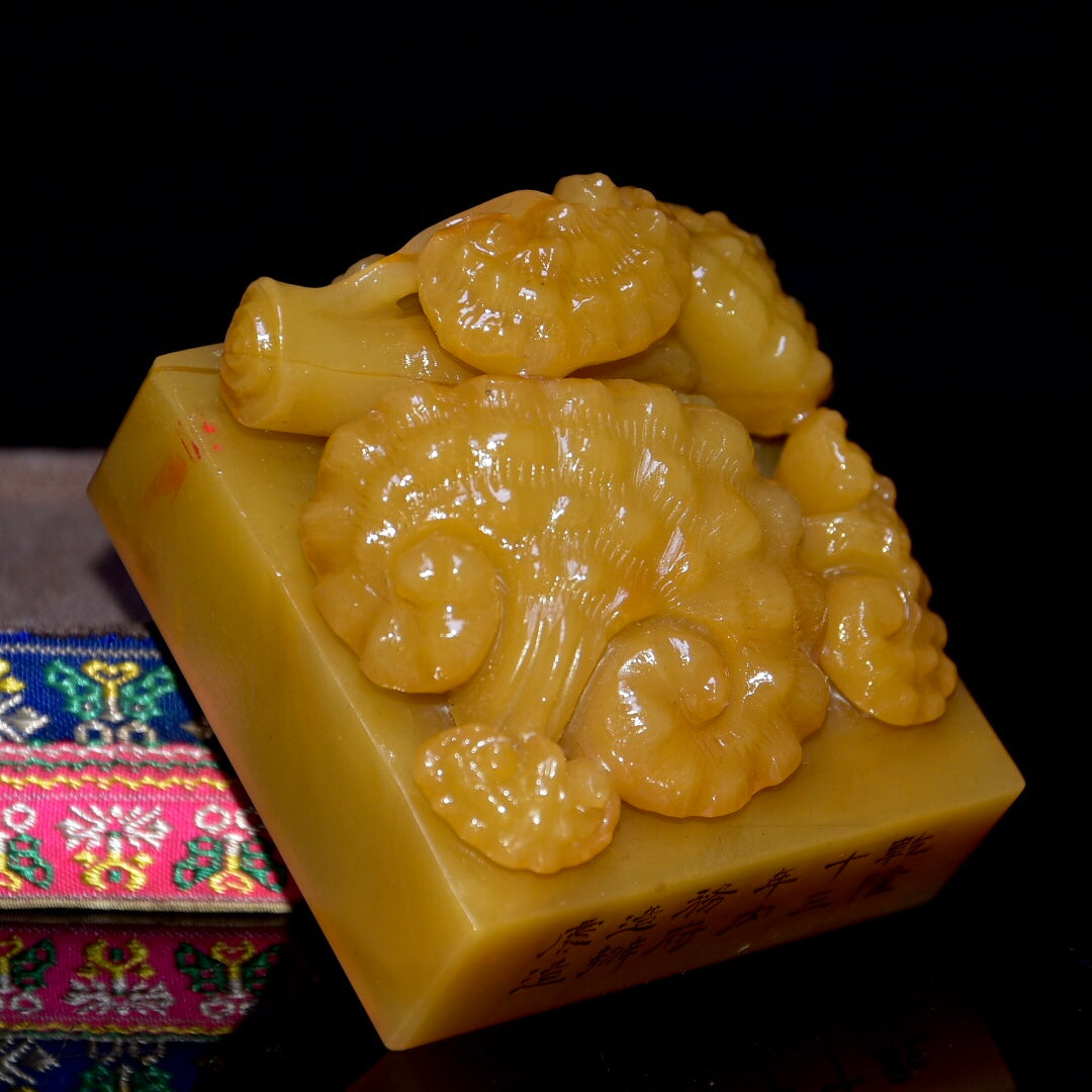 A0764 Vintage Chinese Shoushan Tianhuang Stone Carved Ganoderma Lucidum Seal Statue