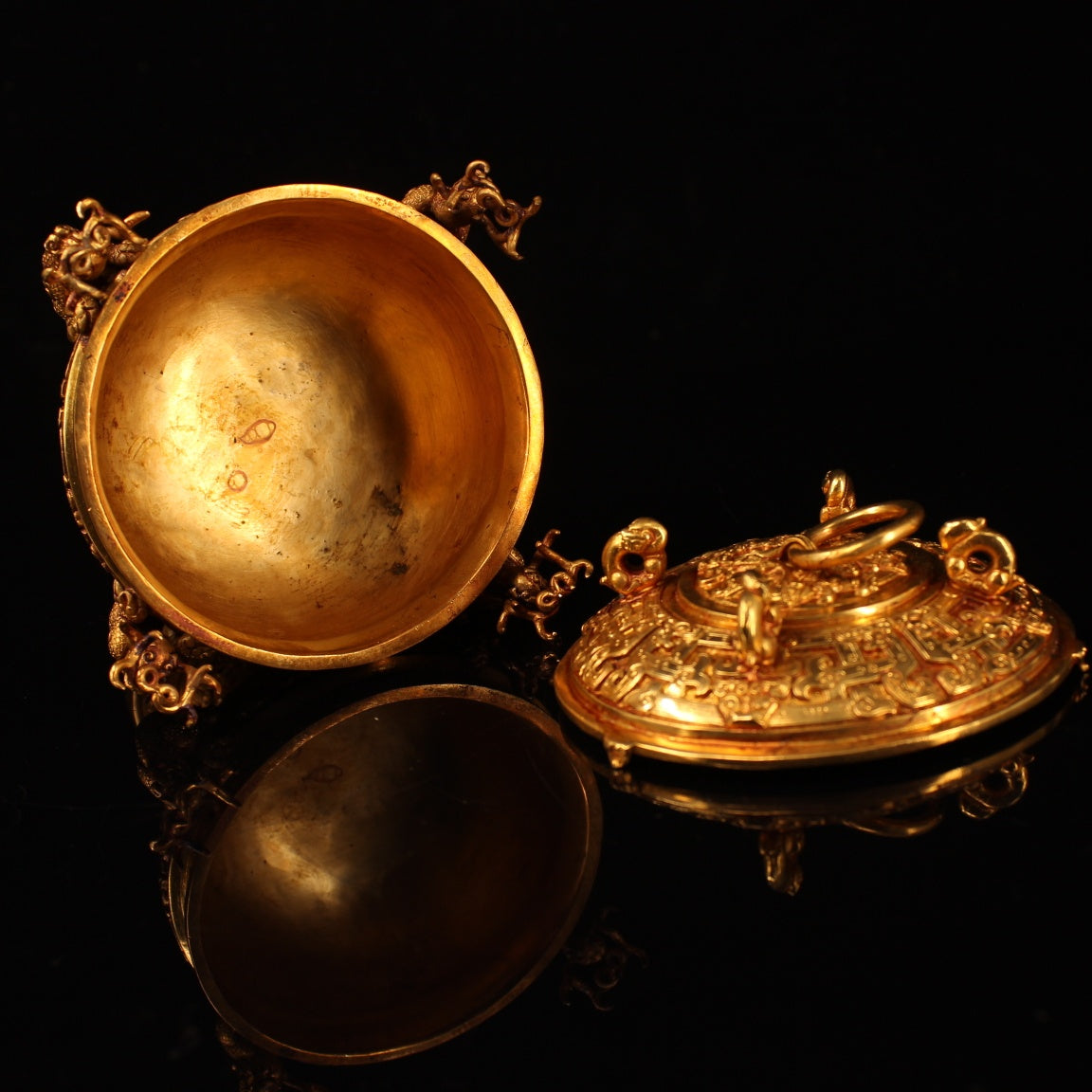 A0867 Vintage Chinese Gilt Gold Copper High Relief Fortune Dragon Pot