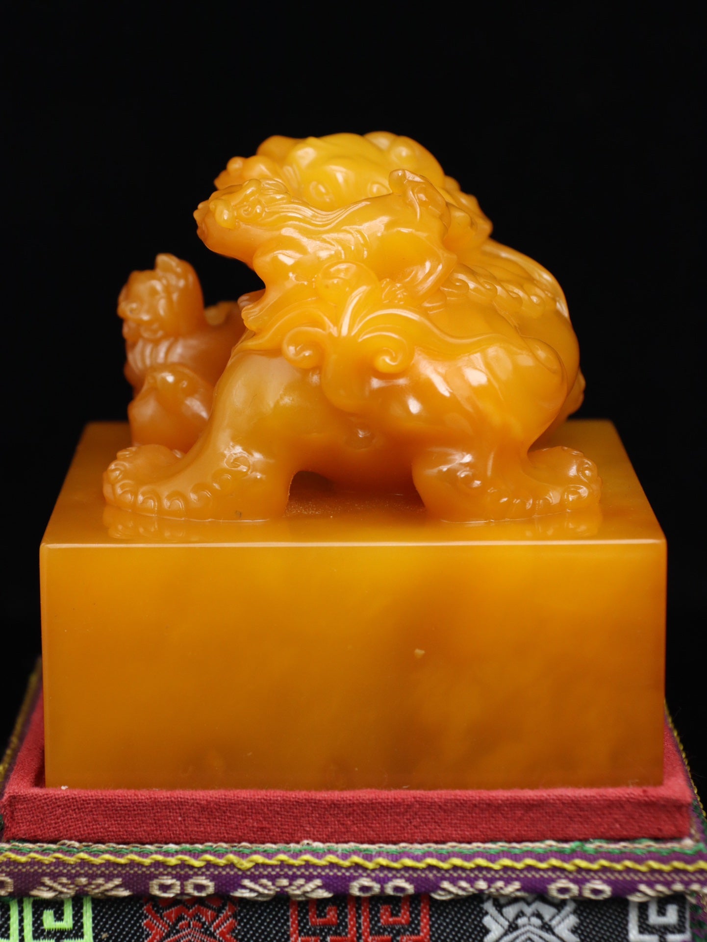 A0887 Superb Old Chinese Shoushan Tianhuang Stone Carved Fortune Beast Seal Statue w Box