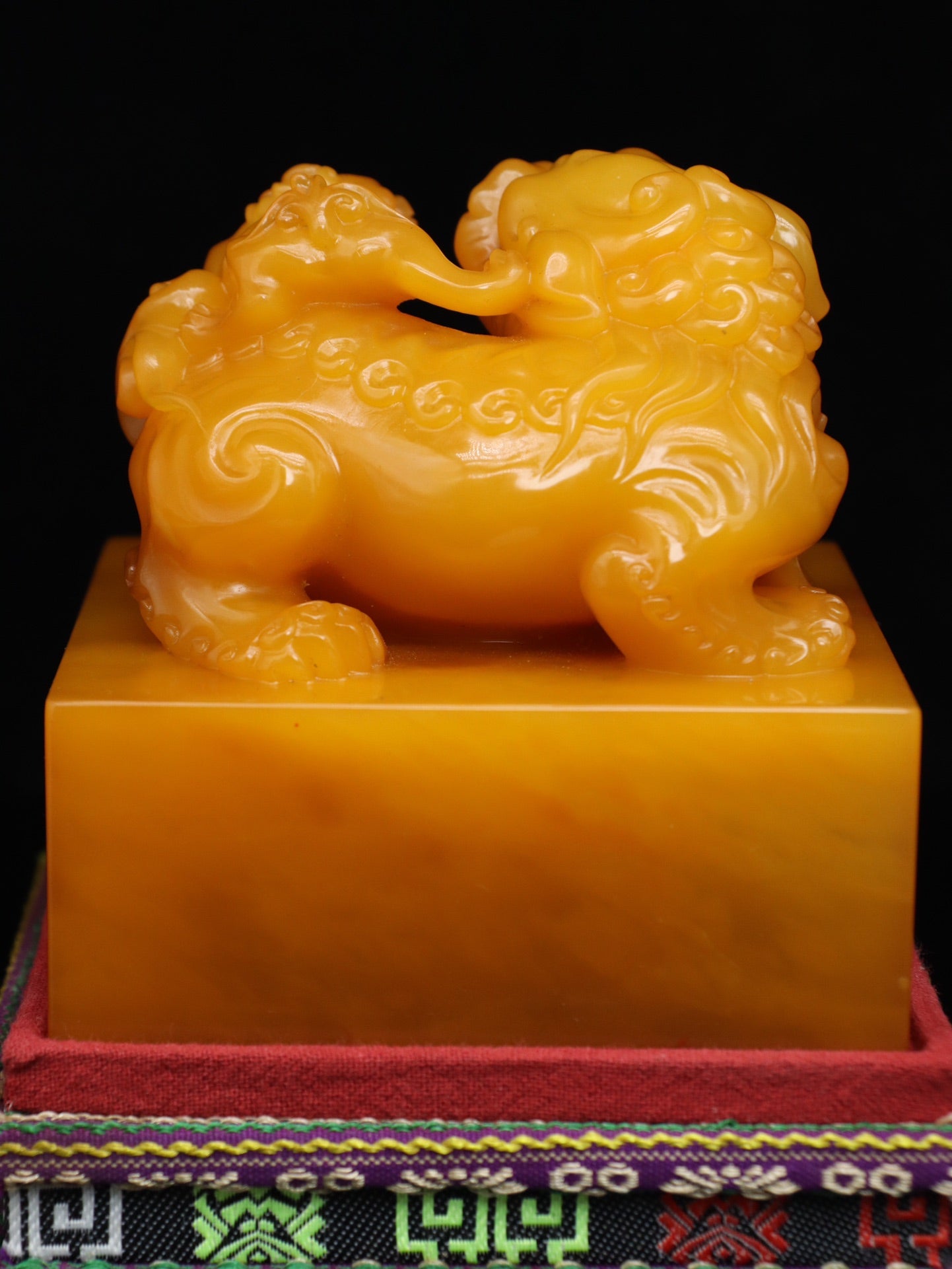 A0887 Superb Old Chinese Shoushan Tianhuang Stone Carved Fortune Beast Seal Statue w Box