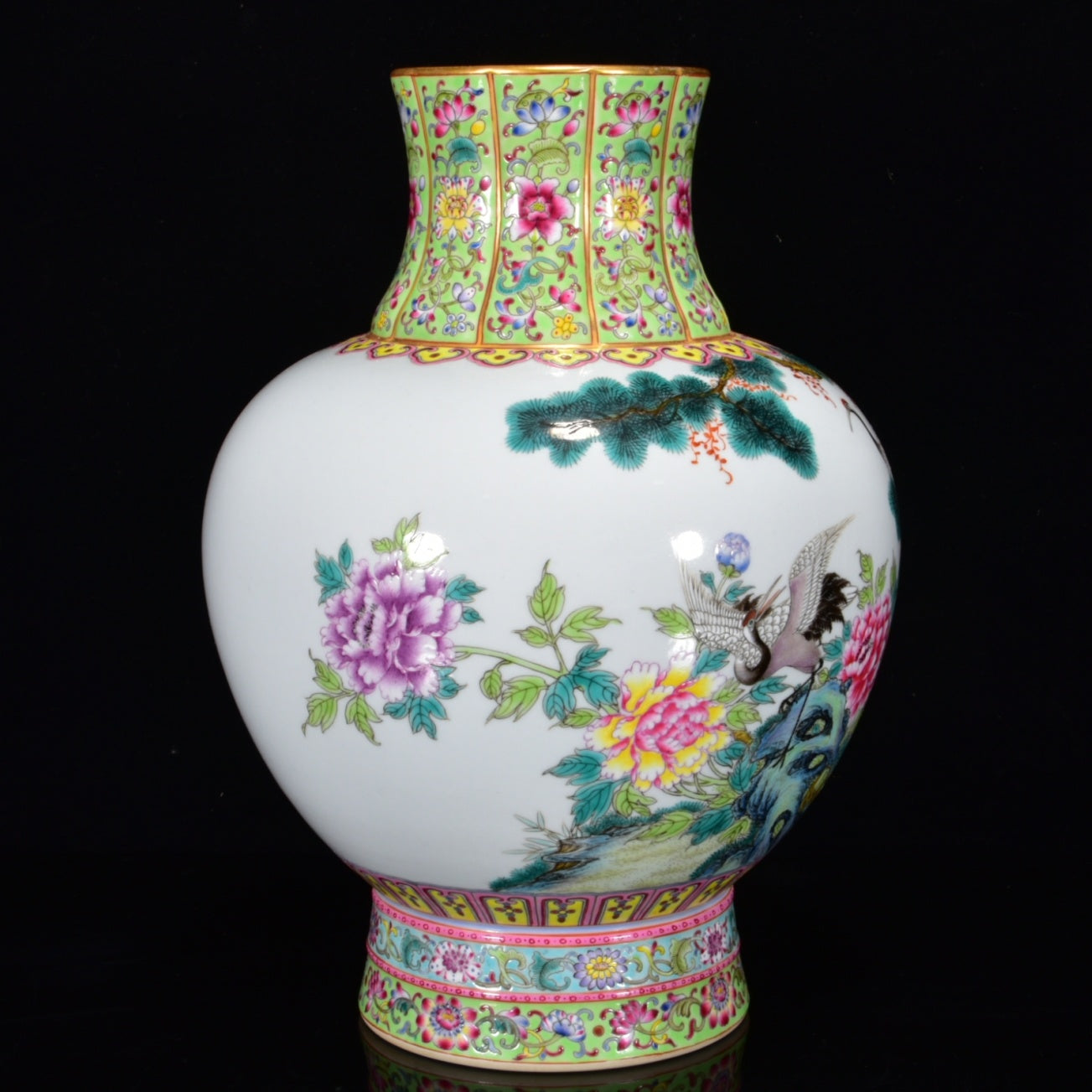 A0902 Chinese Qing Dynasty Gilt Edge Famille Rose Pine Tree & Crane Design Porcelain Vase