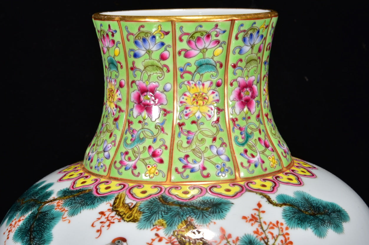 A0902 Chinese Qing Dynasty Gilt Edge Famille Rose Pine Tree & Crane Design Porcelain Vase
