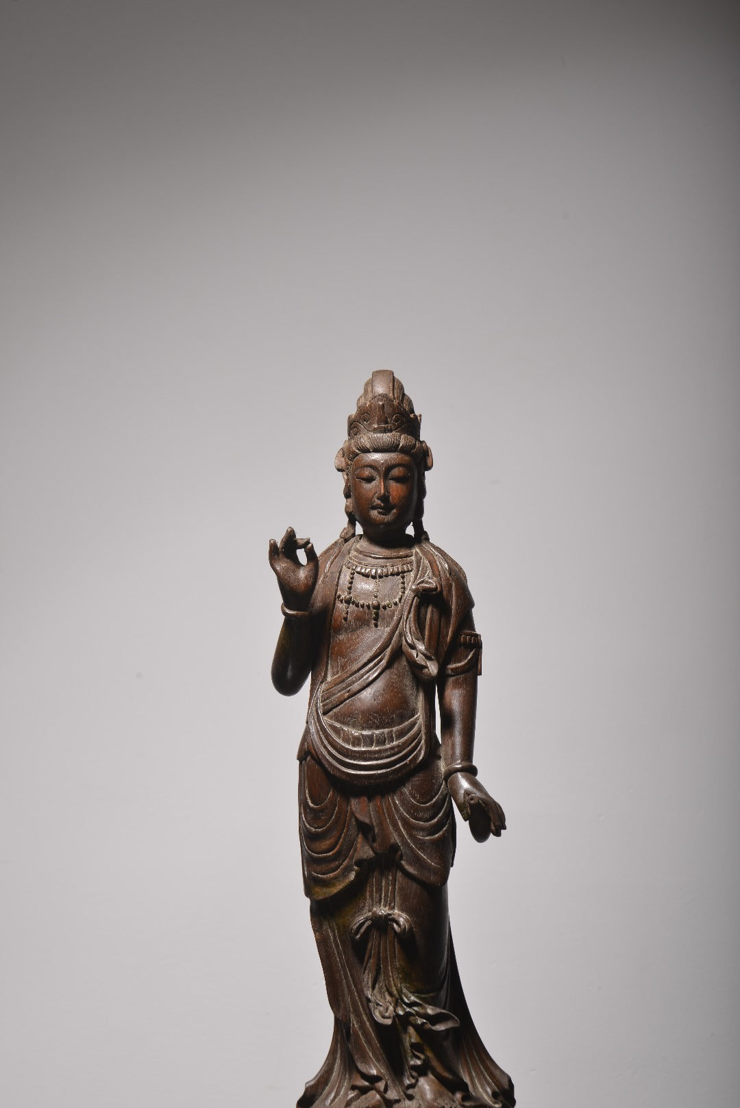 A0936 Vintage Chinese Chenxiang Wood Carved Kwan-yin Statue