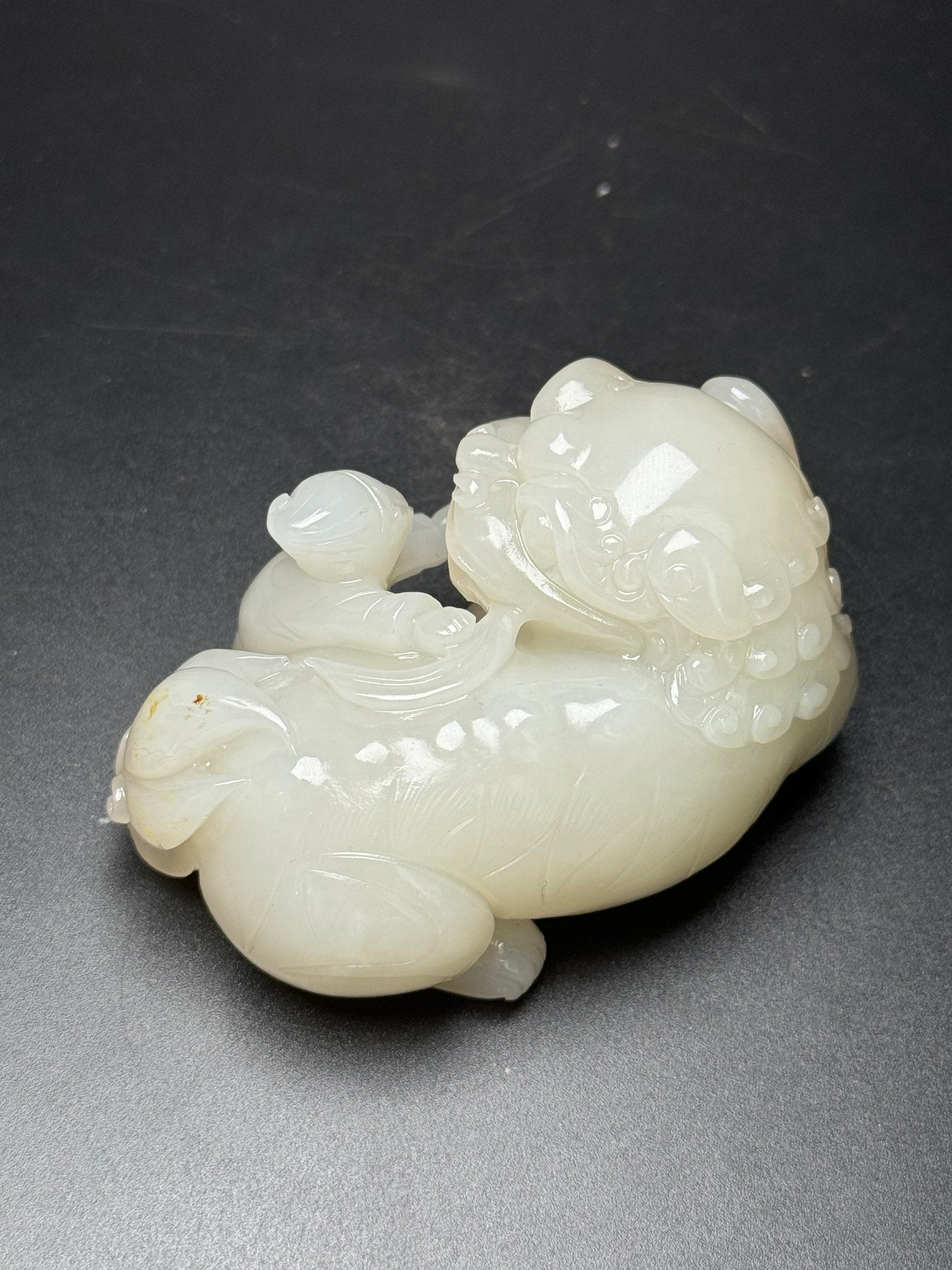 A1050 Superb Chinese Hetian Jade Carved Fortune Lion Statue