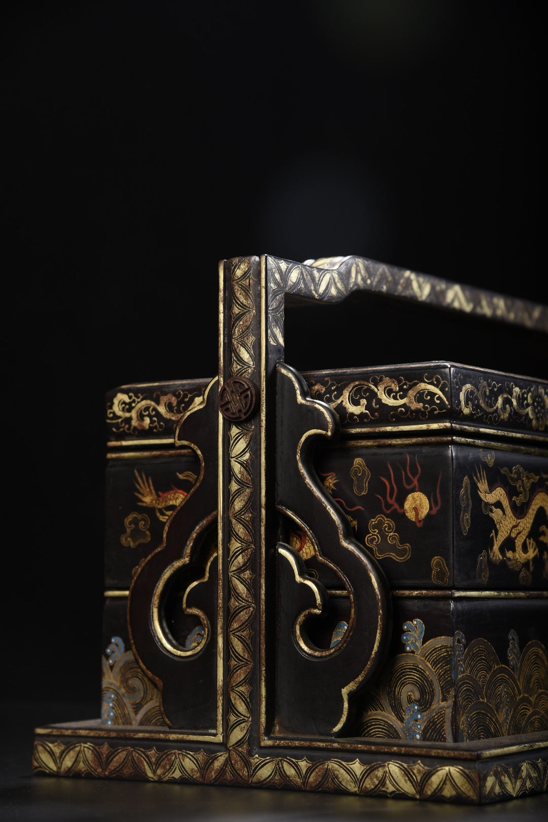 A1076 Chinese Gilt Gold Wooden-cored Lacquerware Fortune Dragon Design Handle Food Box