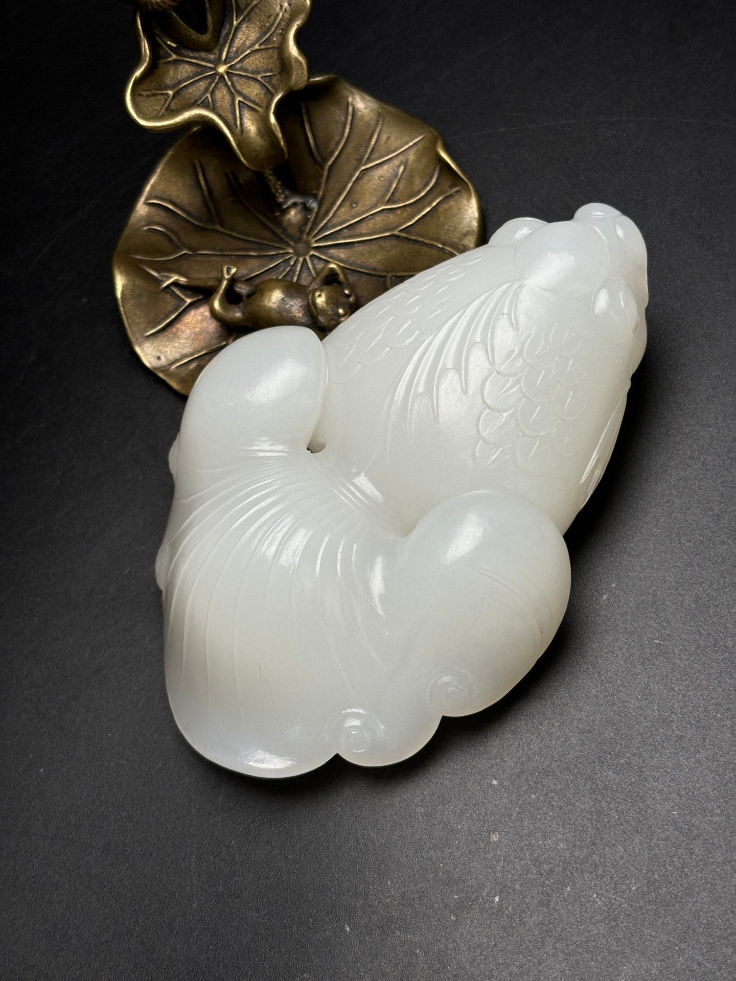 A1080 Superb Chinese White Hetian Jade Carved Goldfish Statue