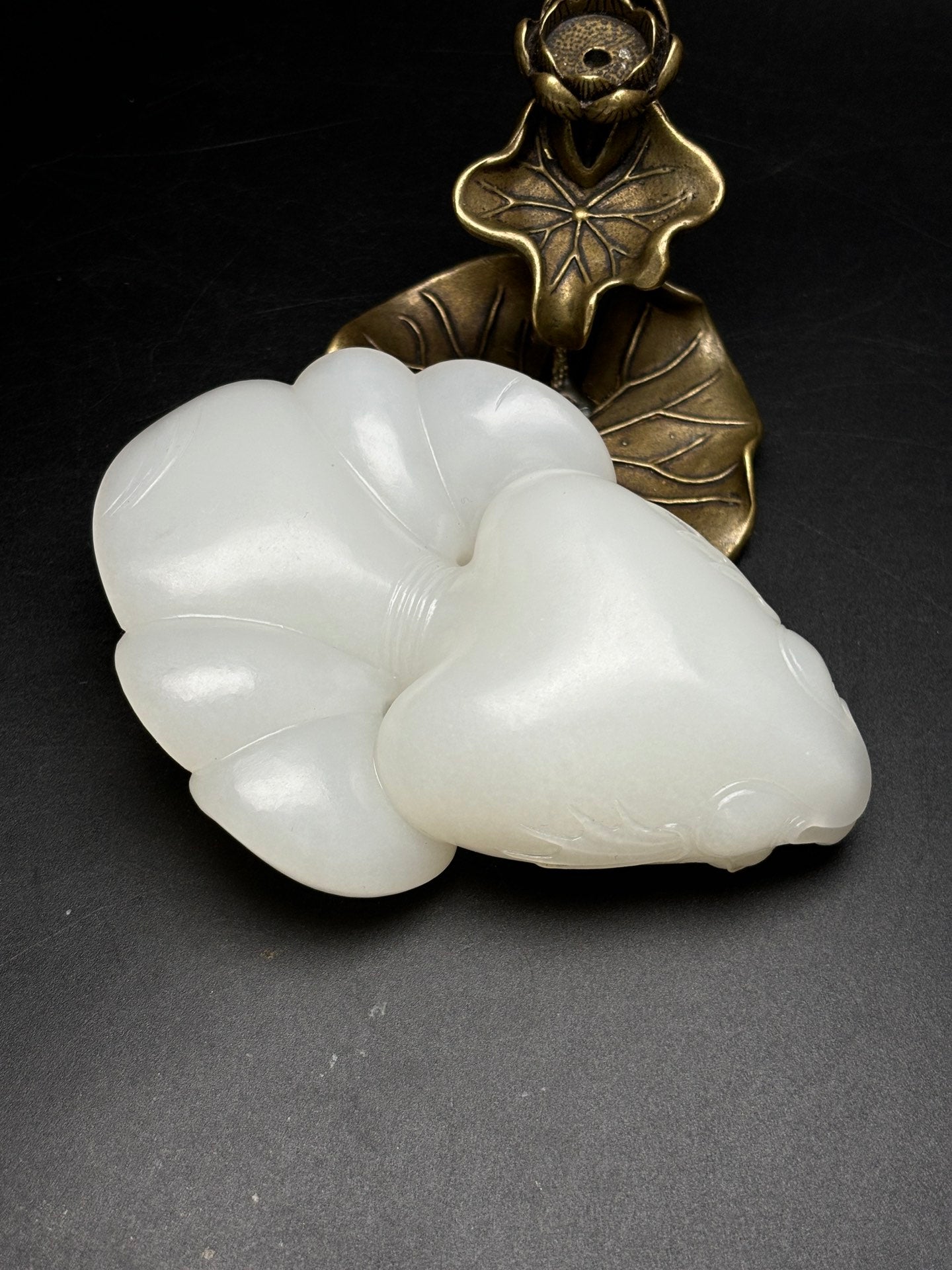 A1080 Superb Chinese White Hetian Jade Carved Goldfish Statue